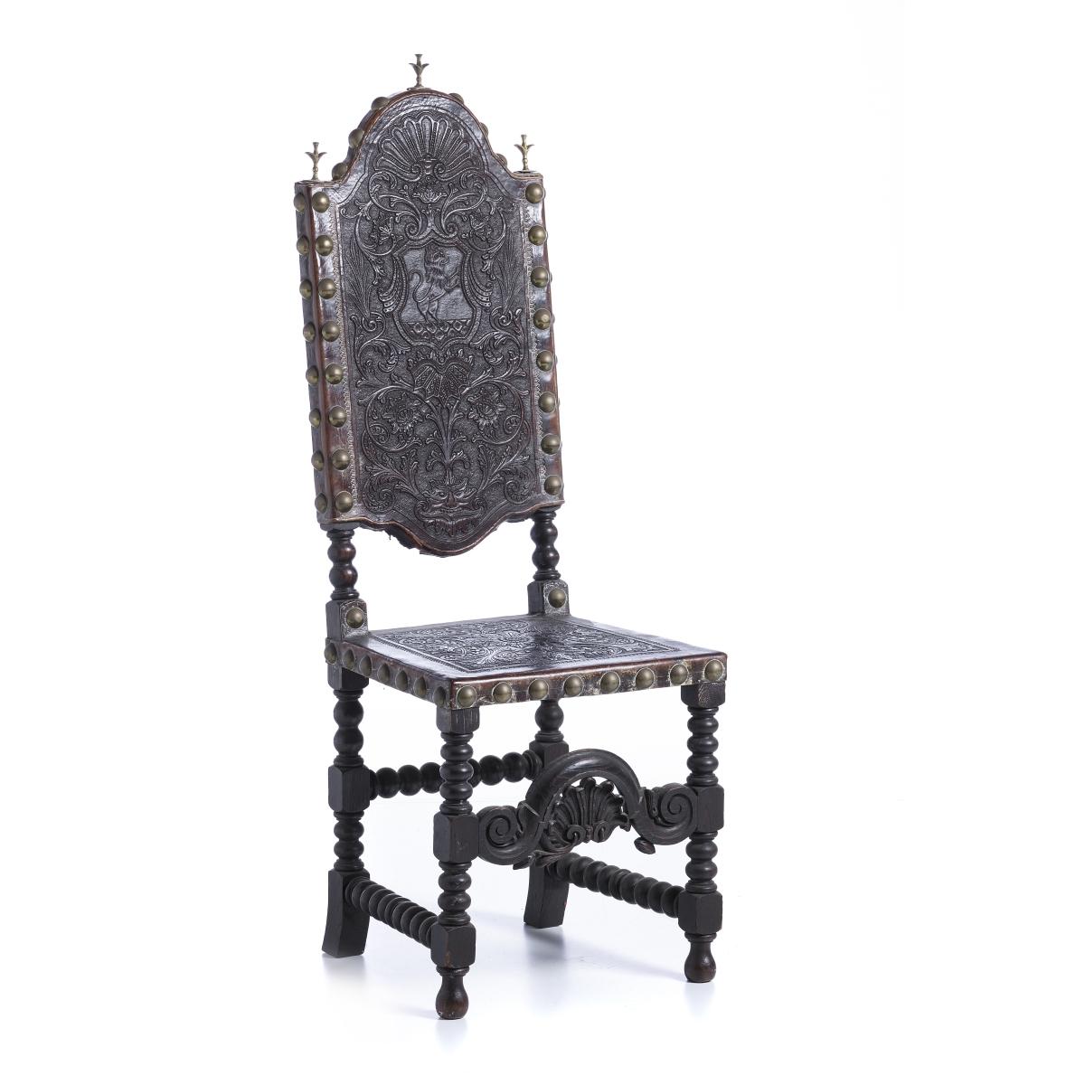 High back chair
19th Century Portuguese
in chestnut wood, with leather and studs.
Engraved leathers with plant motifs and rampant lion. Minor glitches.
Dim.: 129 x 45 x 42 cm.