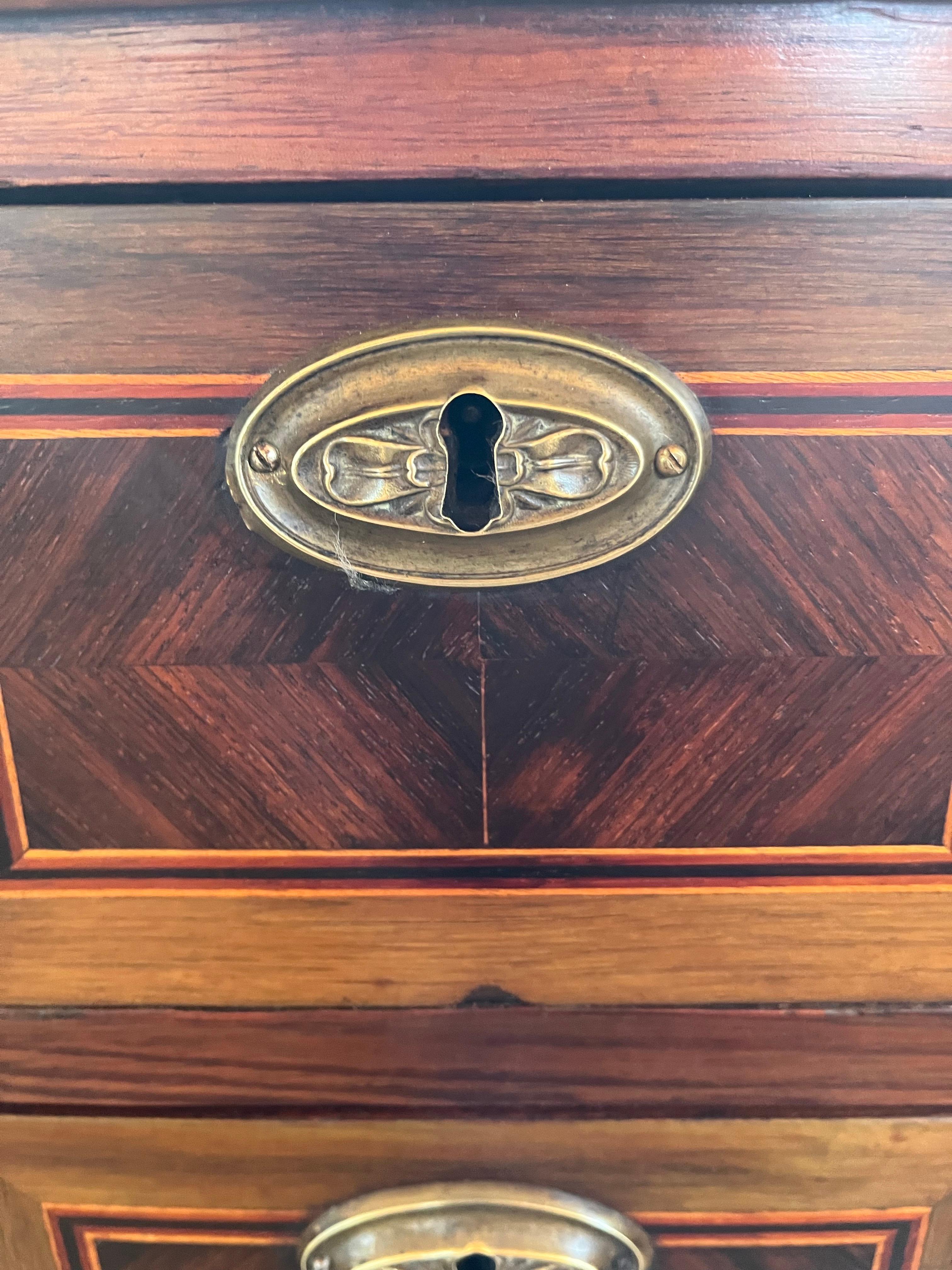 19th Century Portuguese Neoclassical Mahogany Commode With Inlay For Sale 9