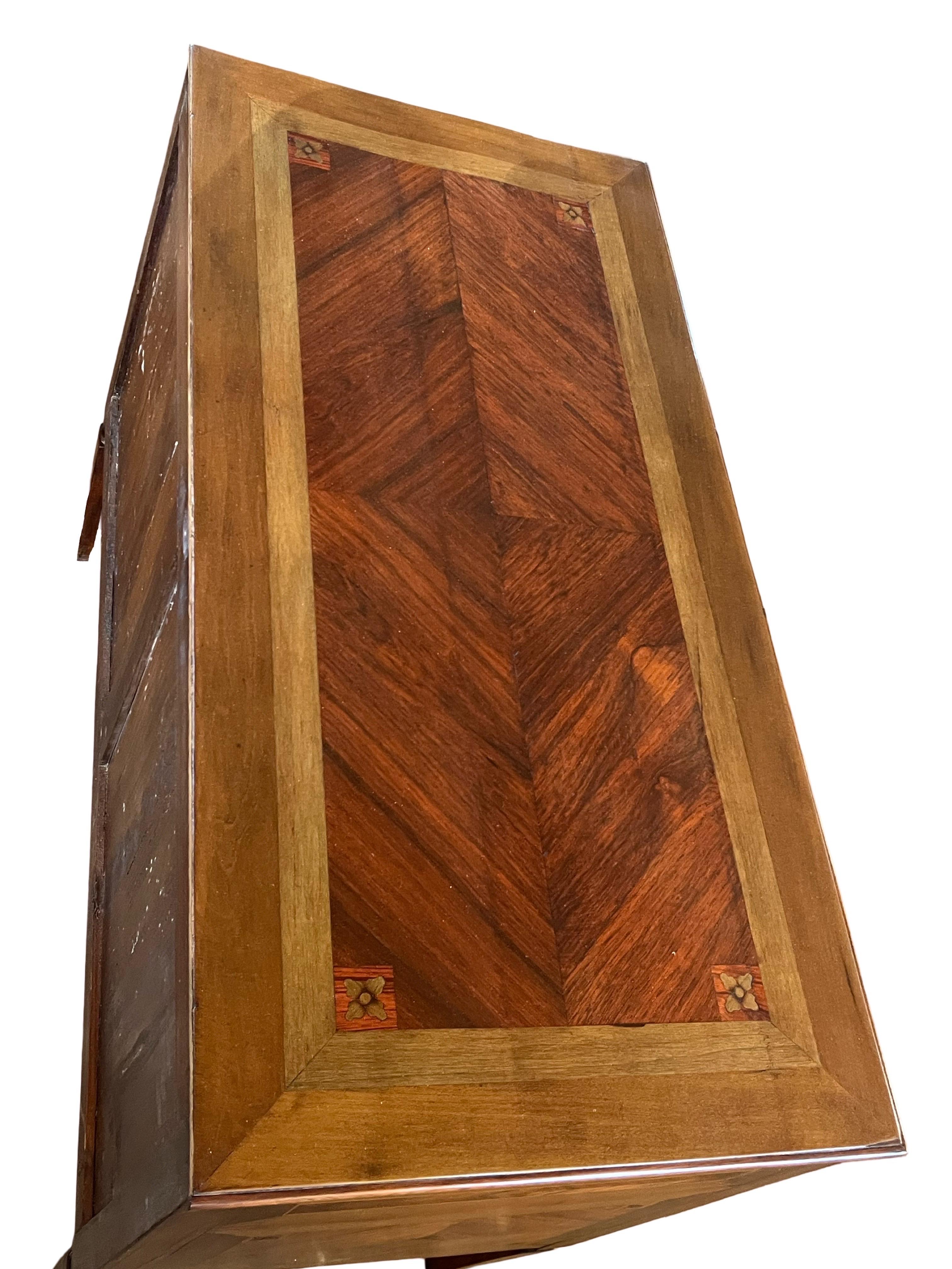 19th Century Portuguese Neoclassical Mahogany Commode With Inlay For Sale 11