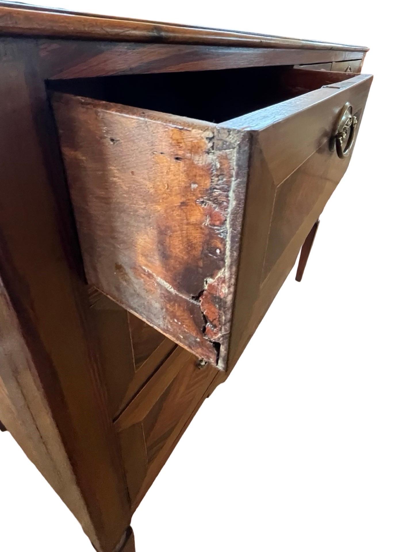 19th Century Portuguese Neoclassical Mahogany Commode With Inlay For Sale 1