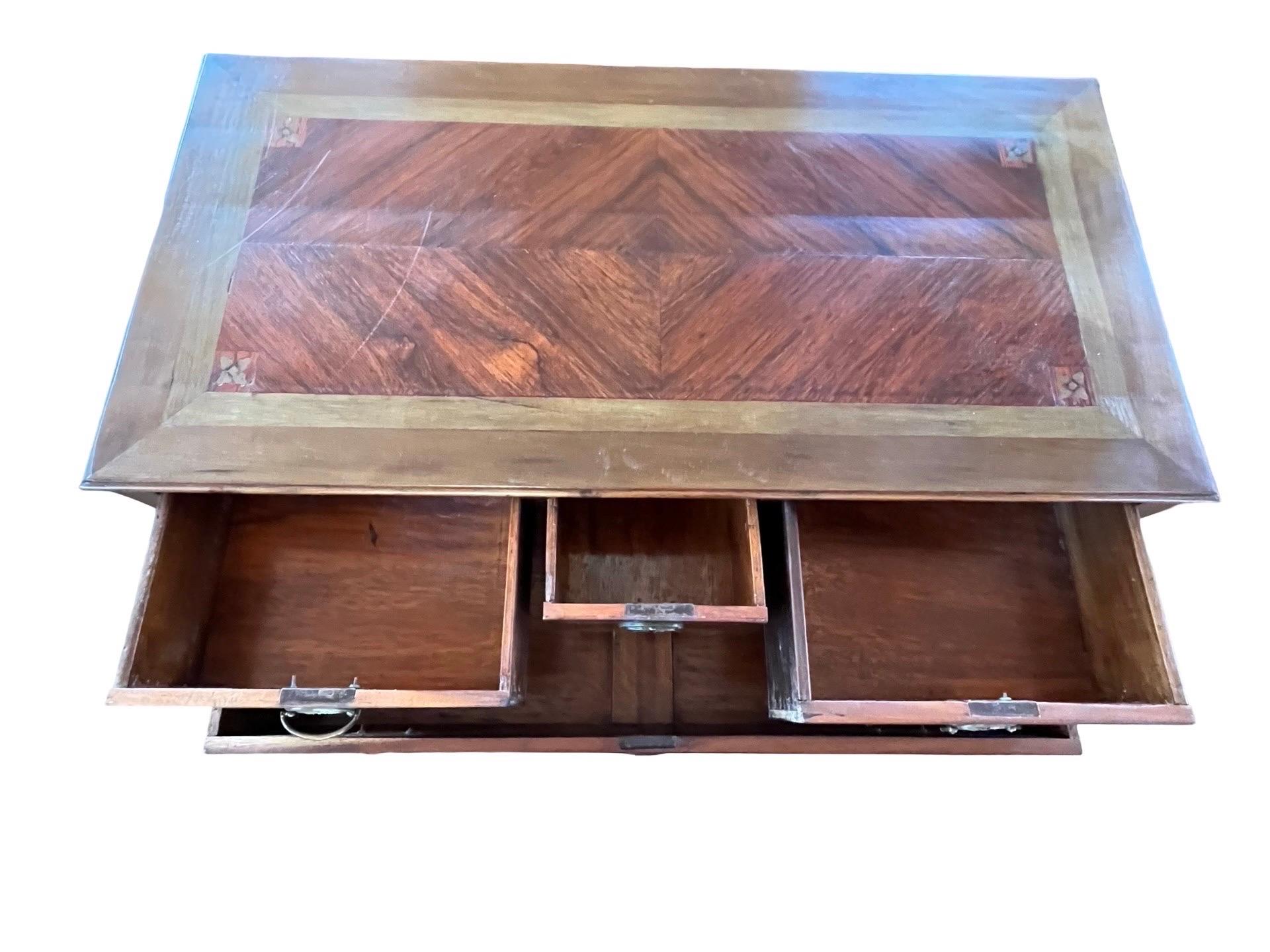 19th Century Portuguese Neoclassical Mahogany Commode With Inlay For Sale 4