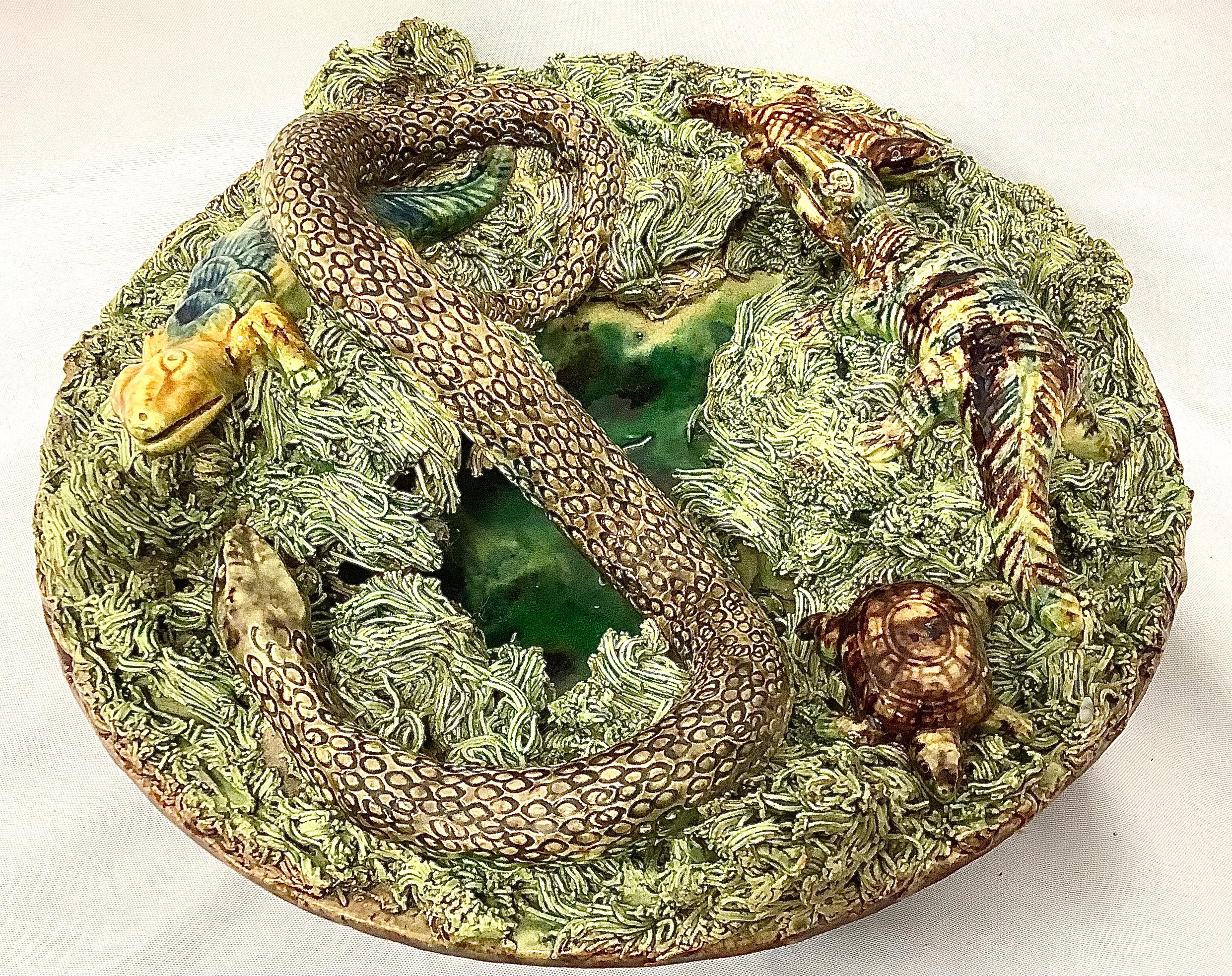 19th Century Portuguese Mafra Palissy Charger In Good Condition For Sale In Bradenton, FL