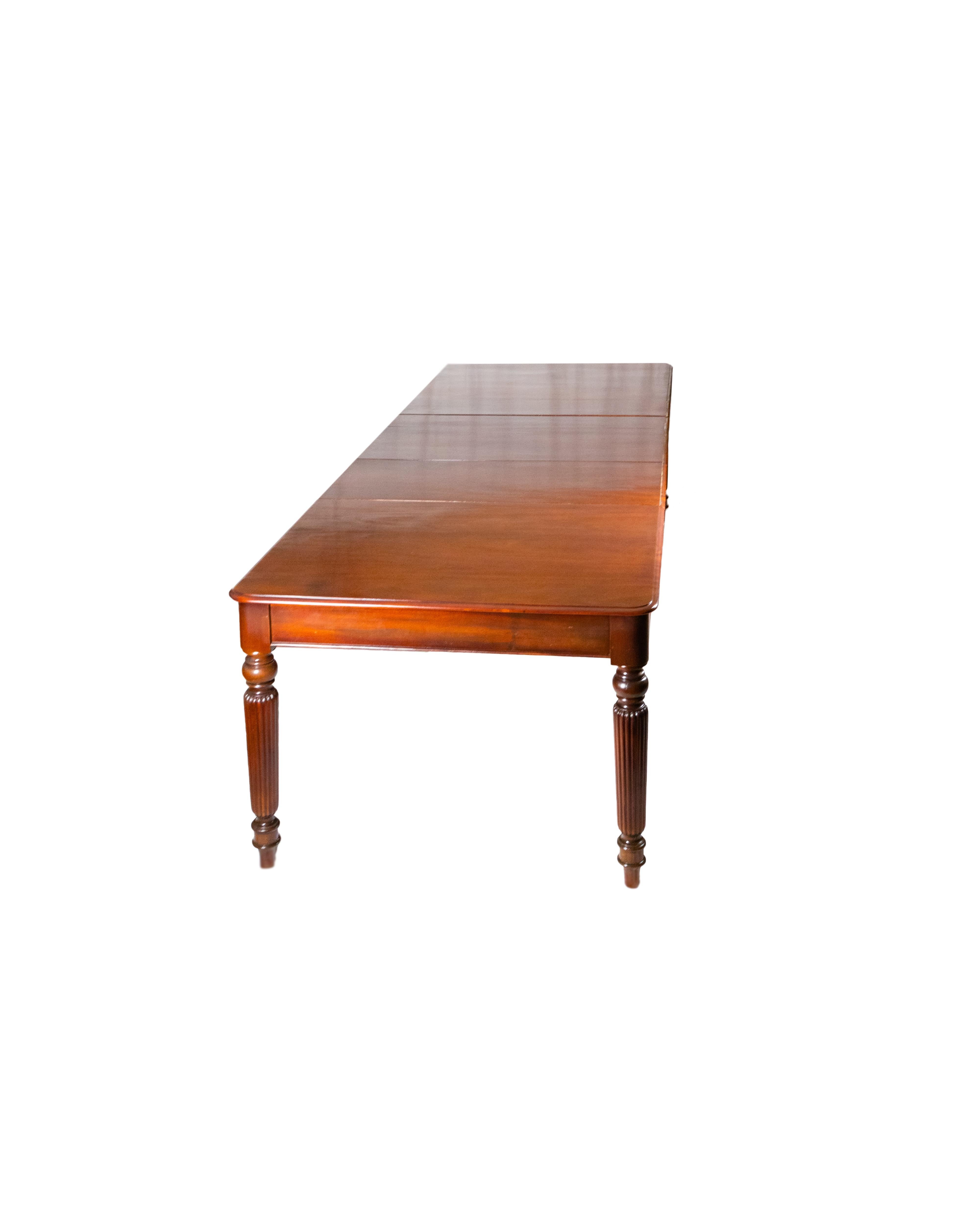 Hand-Crafted 19th Century Portuguese Mahogany Dining Table For Sale