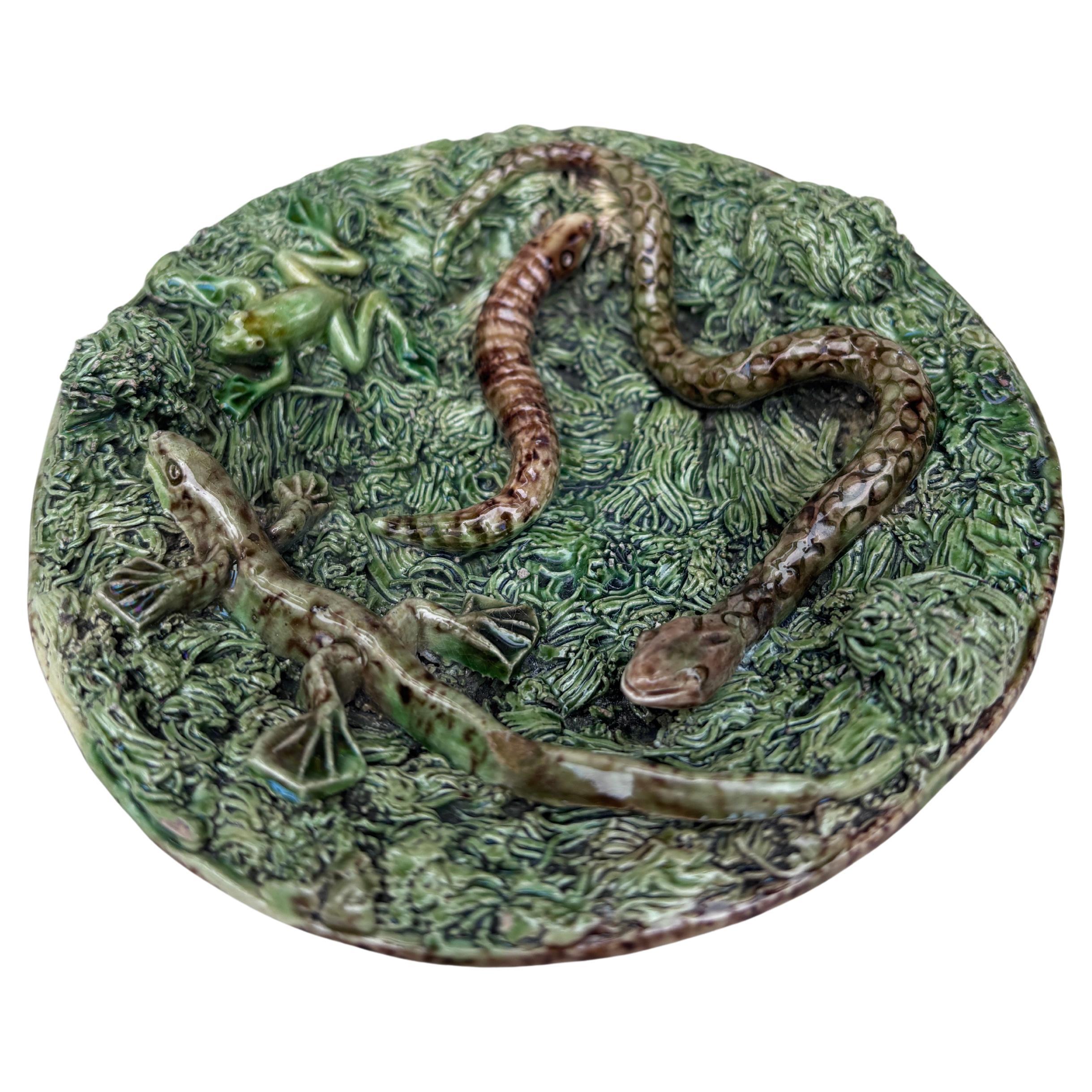 Pequeña bandeja portuguesa del siglo XIX con una lagartija, una rana, una serpiente y un gusano firmada Manuel Mafra 
( Caldas Da Rainha )
Diámetro / 4,5 pulgadas.

