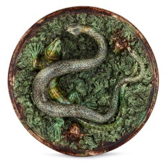 assiette en terre cuite portugaise du XIXe siècle représentant un lézard et un serpent