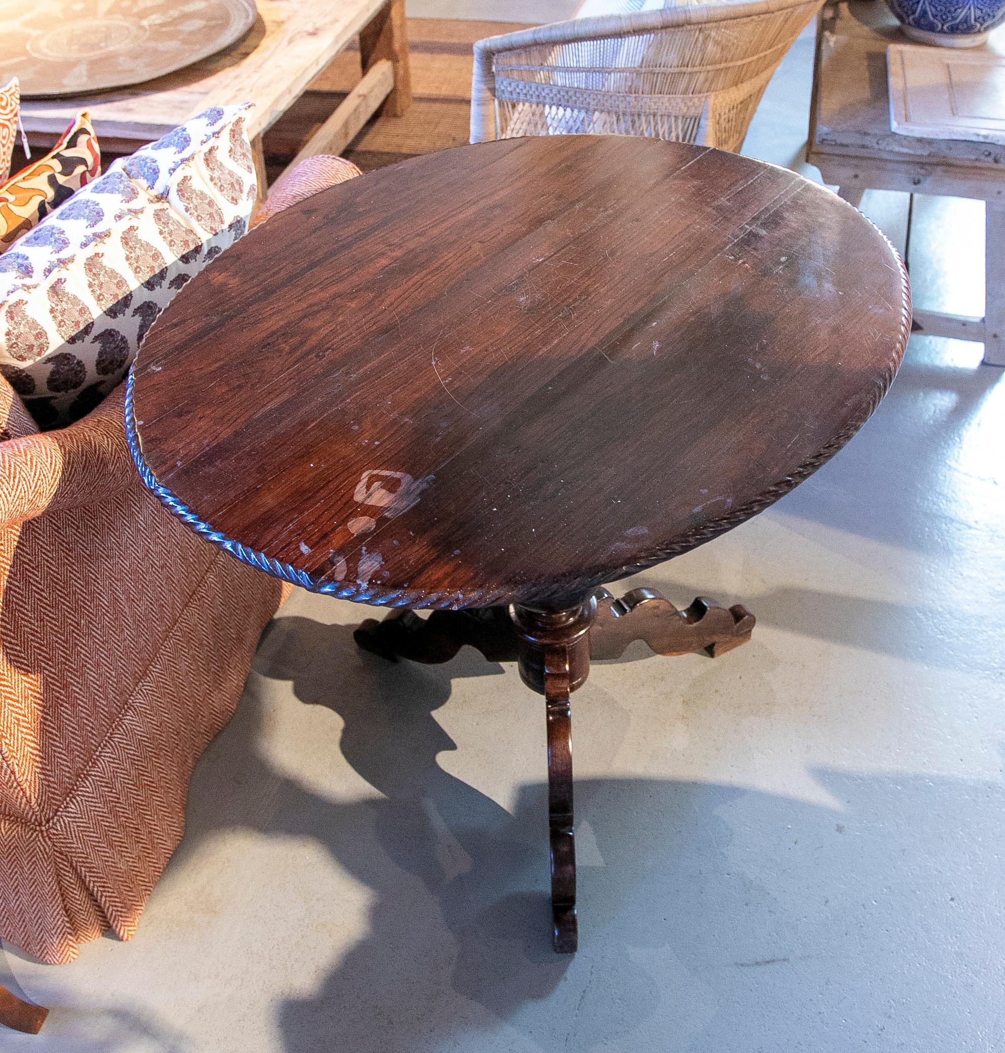19th Century Portuguese Rosewood Table with Oval Top and Leg in the Middle In Good Condition For Sale In Marbella, ES
