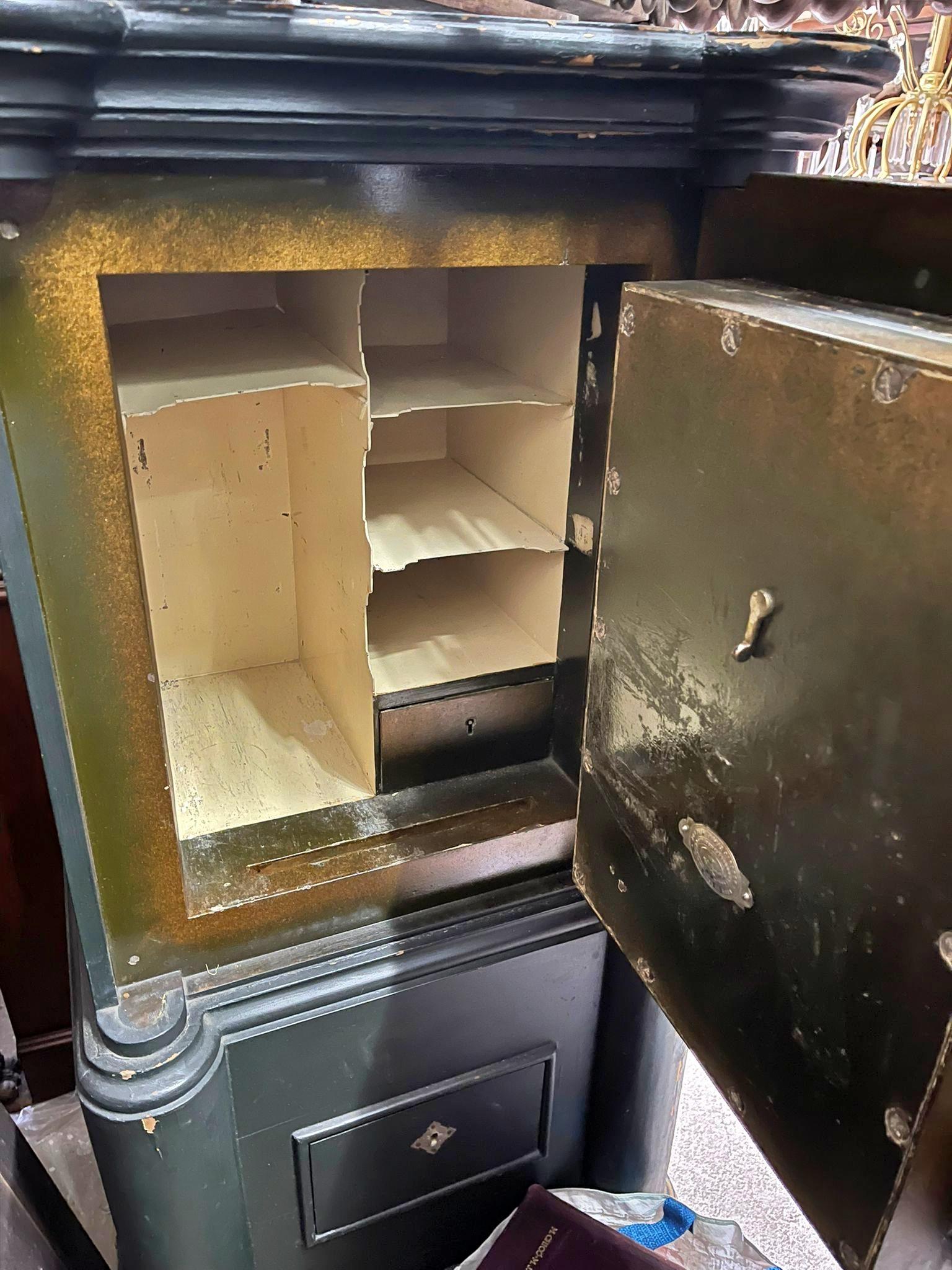 Cassaforte portoghese del XIX secolo con chiave in vendita 6