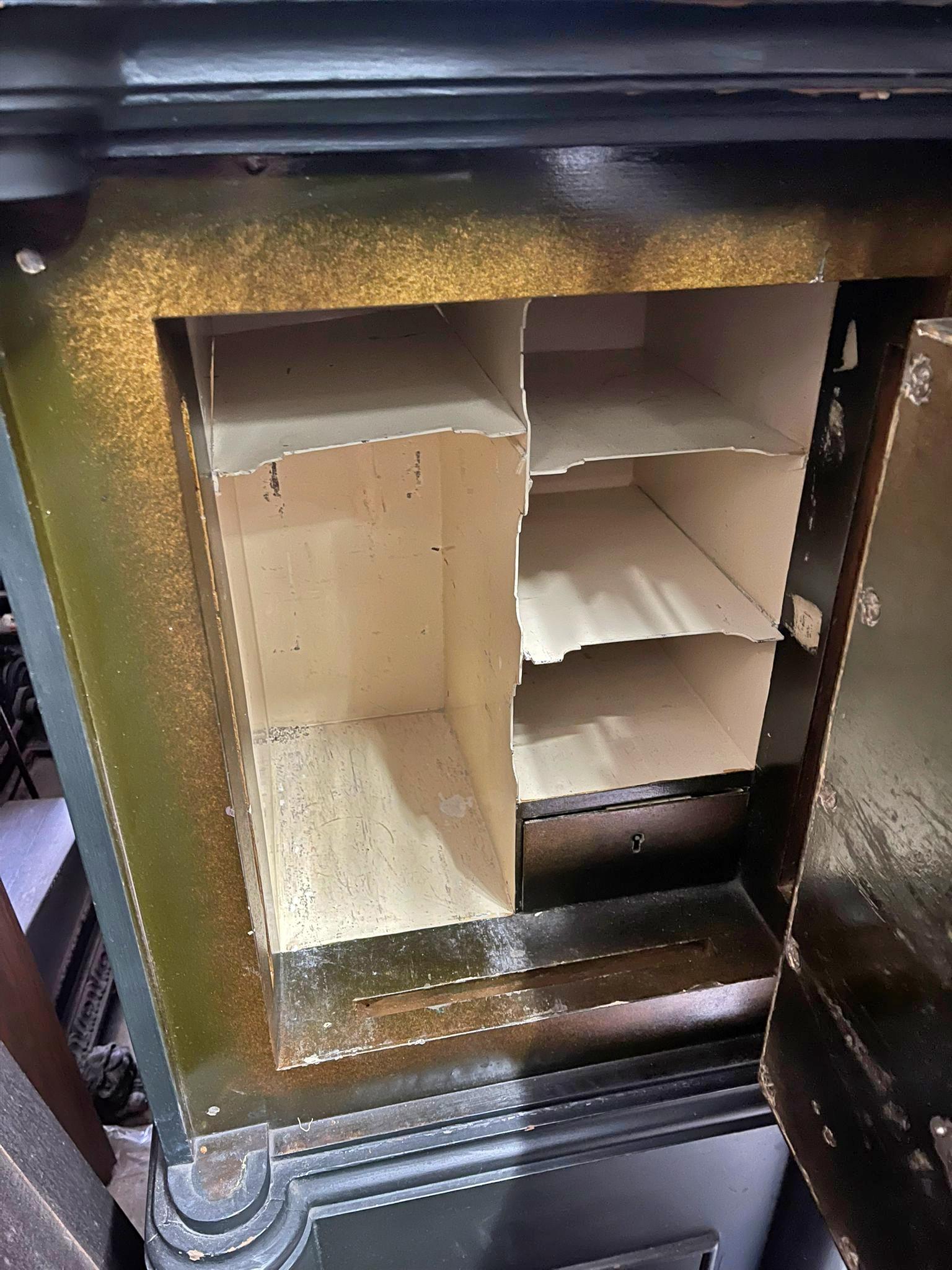 Cassaforte portoghese del XIX secolo con chiave in vendita 7