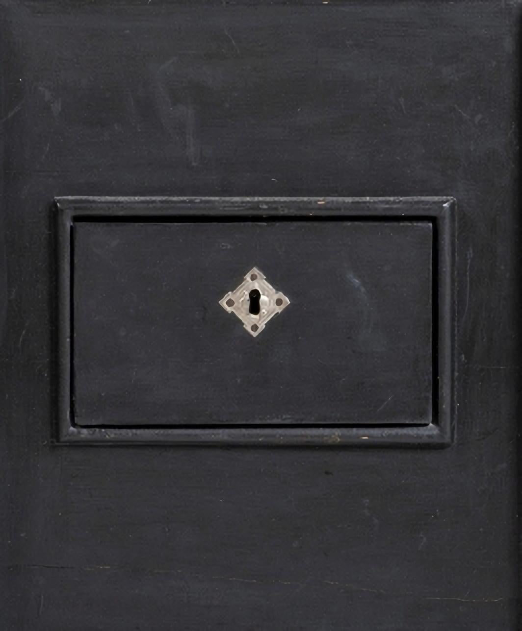 Cassaforte portoghese del XIX secolo con chiave

in ferro e legno.
Decorazione dipinta con un'anta e un cassetto.
Con chiave.
Dimensioni: 129 x 59,5 x 52,5 cm.