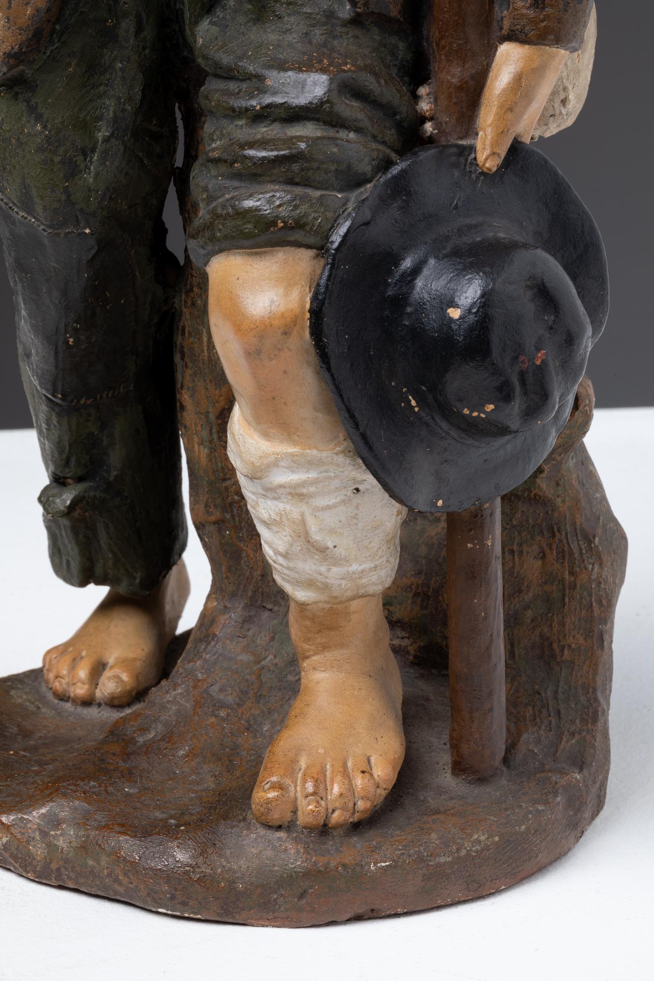 Scultura portoghese in terracotta del XIX secolo raffigurante un mendicante in vendita 1