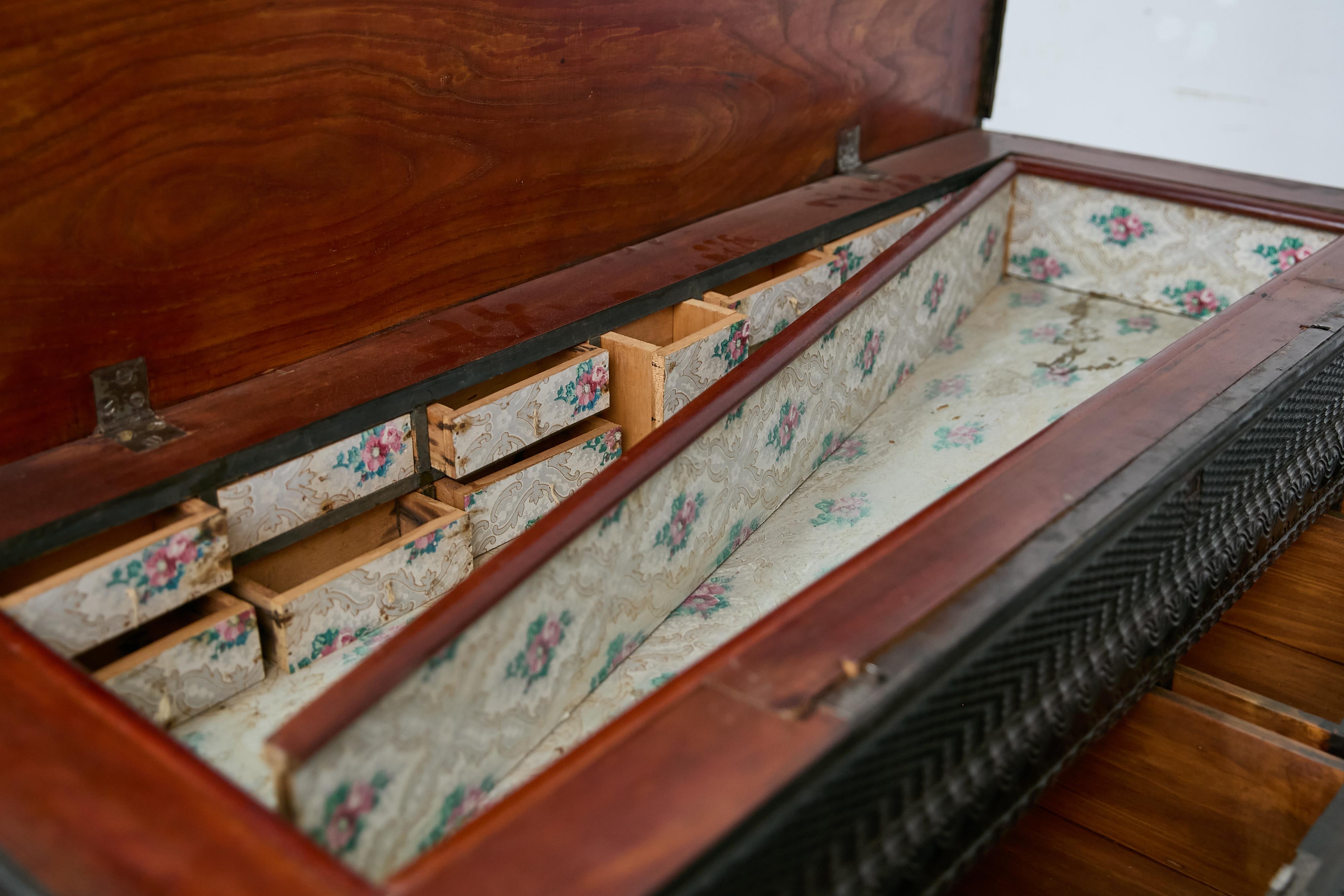 Cassapanca portoghese Tramp Art del XIX secolo con scomparti nascosti e piano di sollevamento in vendita 7