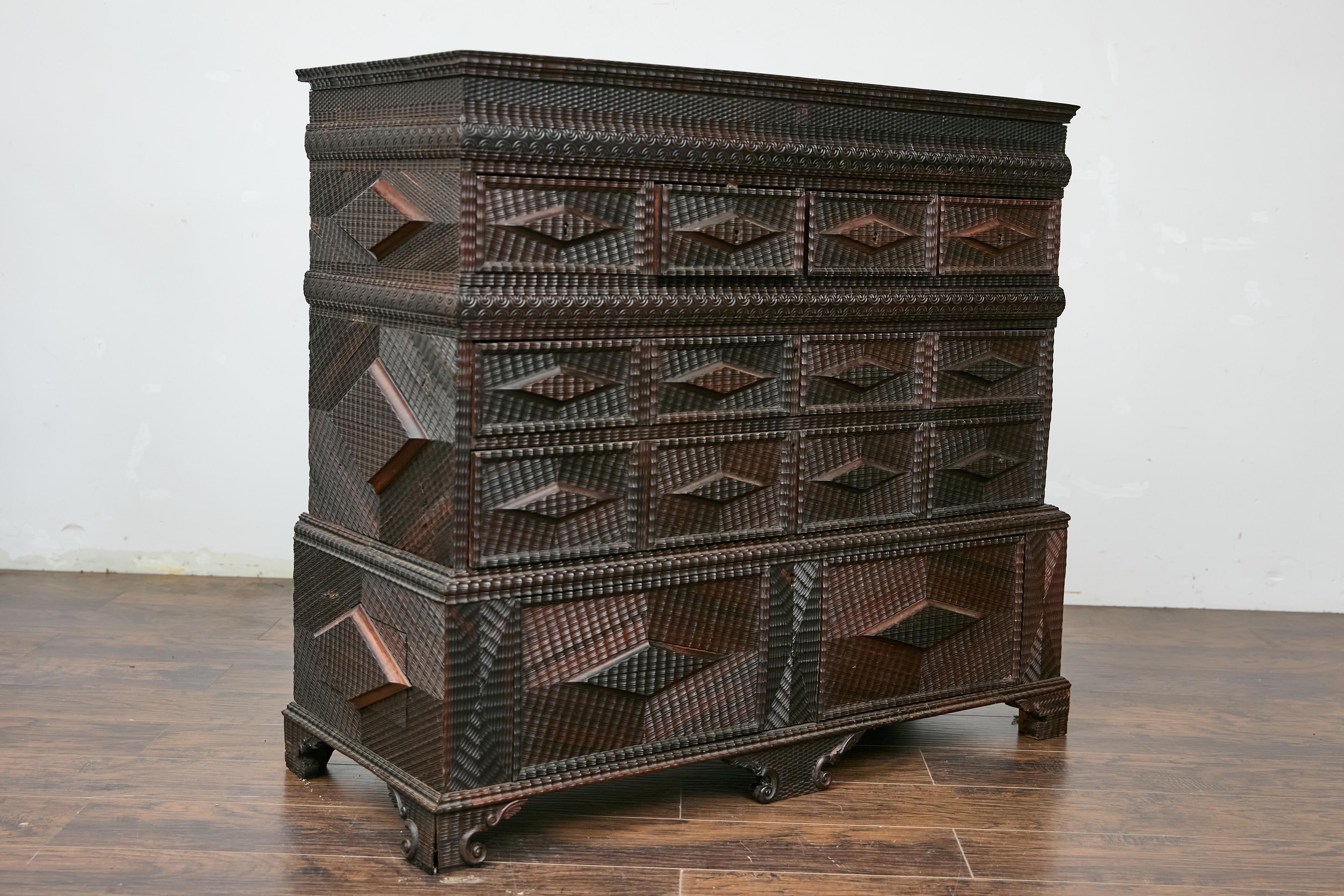 Legno Cassapanca portoghese Tramp Art del XIX secolo con scomparti nascosti e piano di sollevamento in vendita
