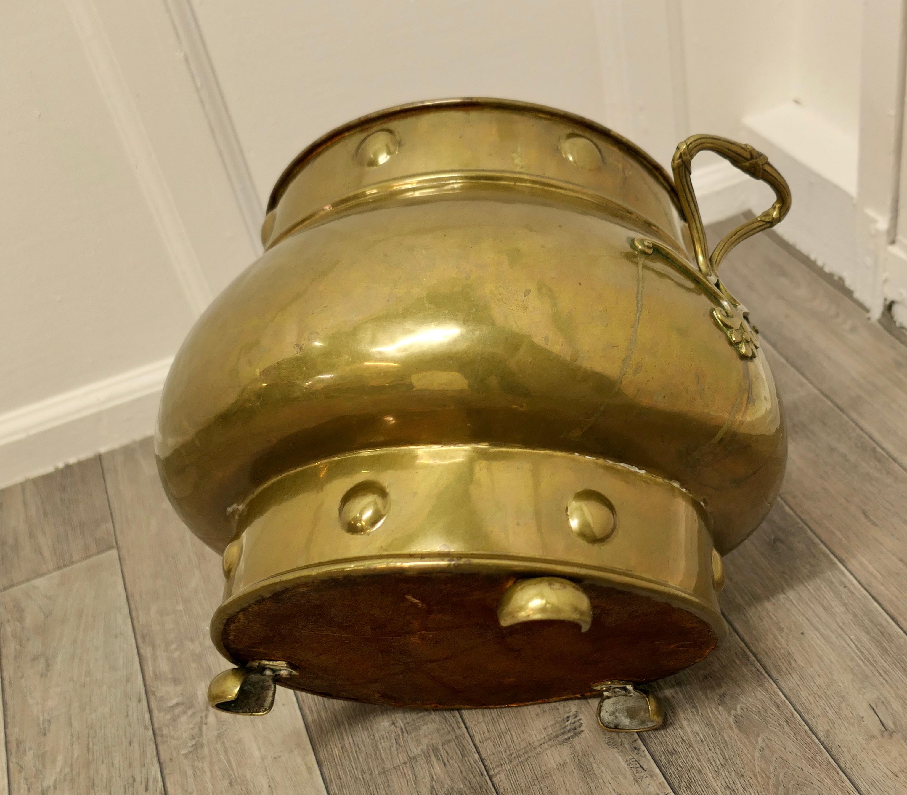 19th Century Pot Belly Brass Coal Bucket on Feet In Good Condition For Sale In Chillerton, Isle of Wight