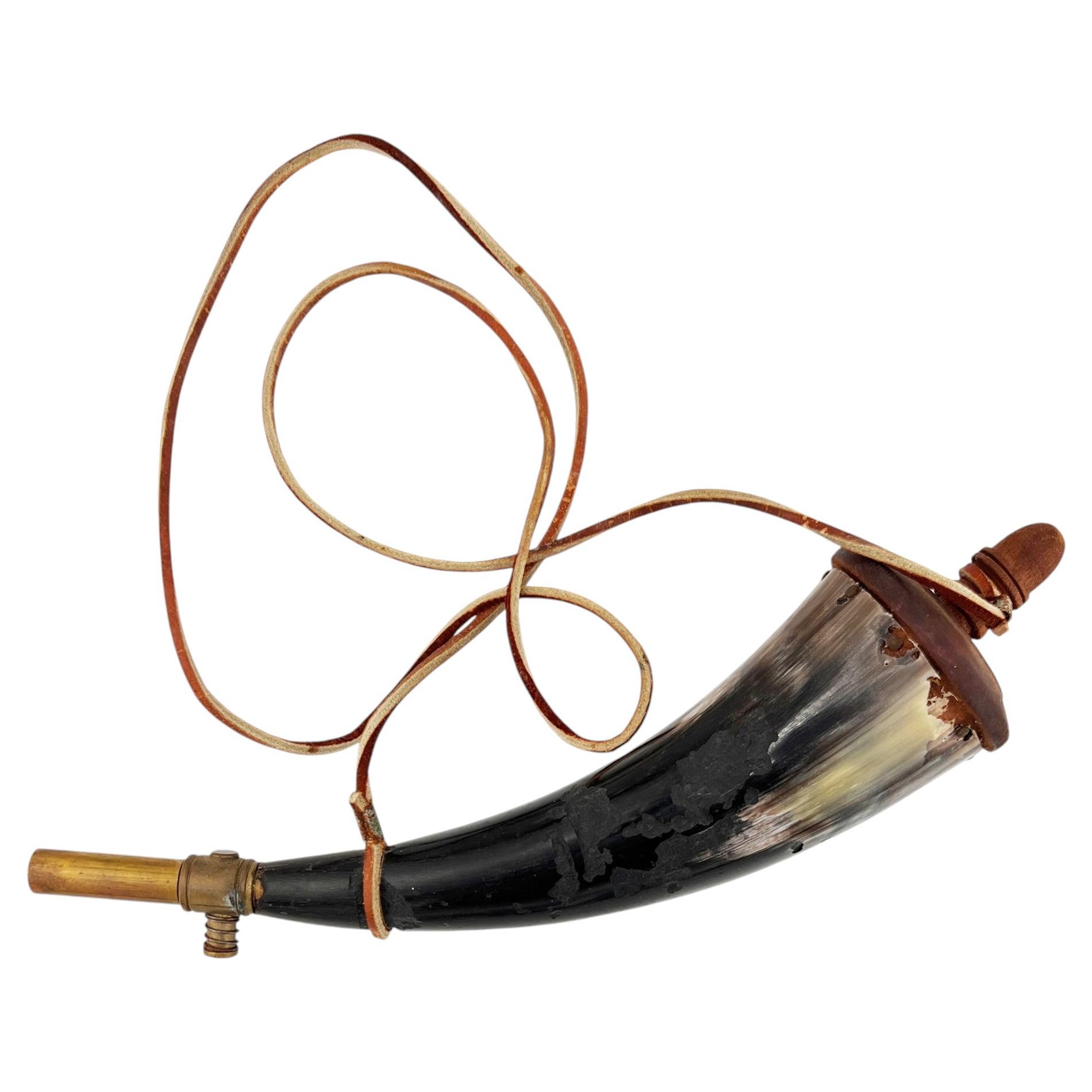 Poire à poudre en corne du 19e siècle avec accessoires en laiton et courroie en cuir
