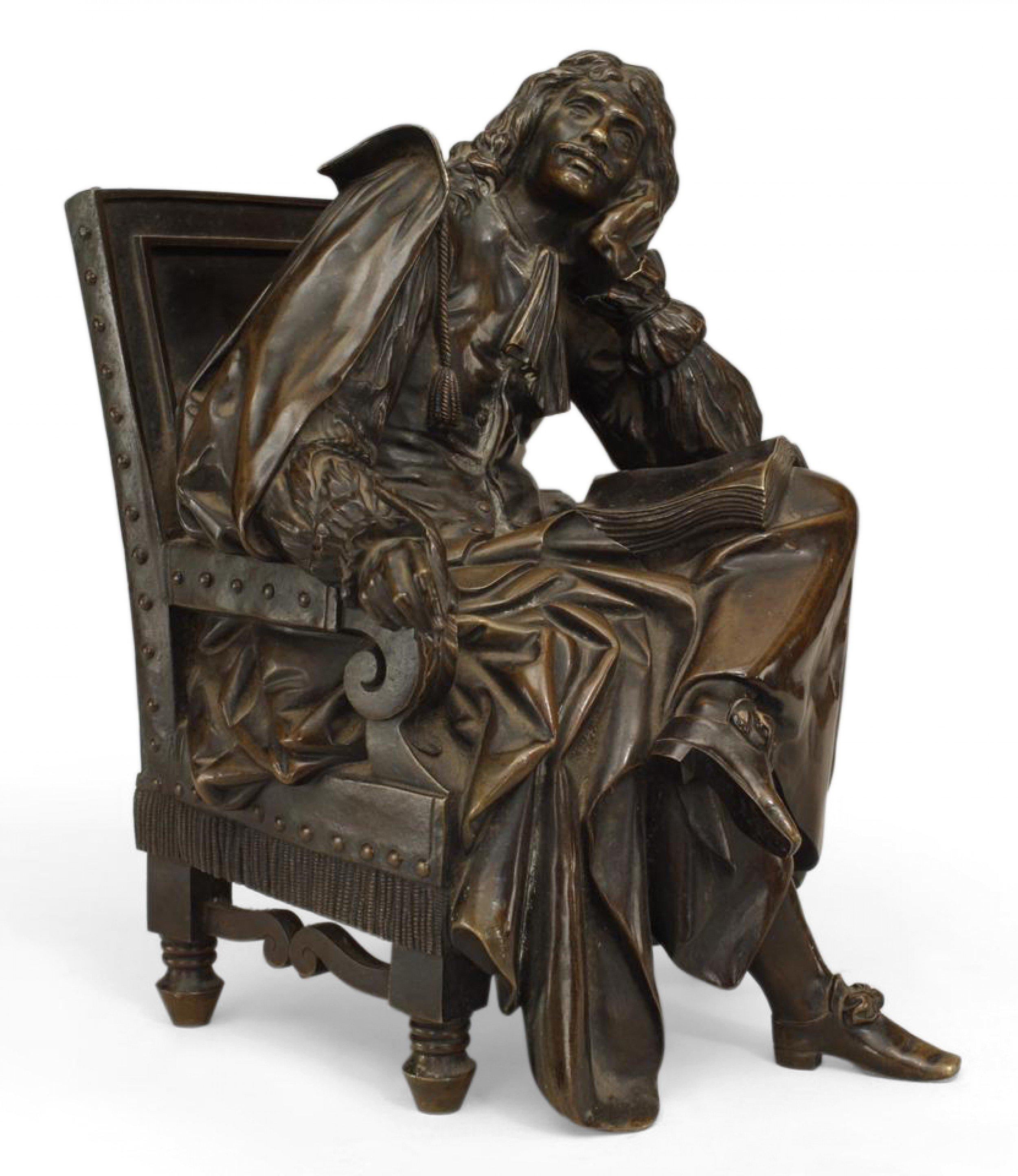 Bronze français (19ème siècle) représentant un personnage du 17ème siècle assis sur une chaise avec un livre et une plume (signé Pradier)
      