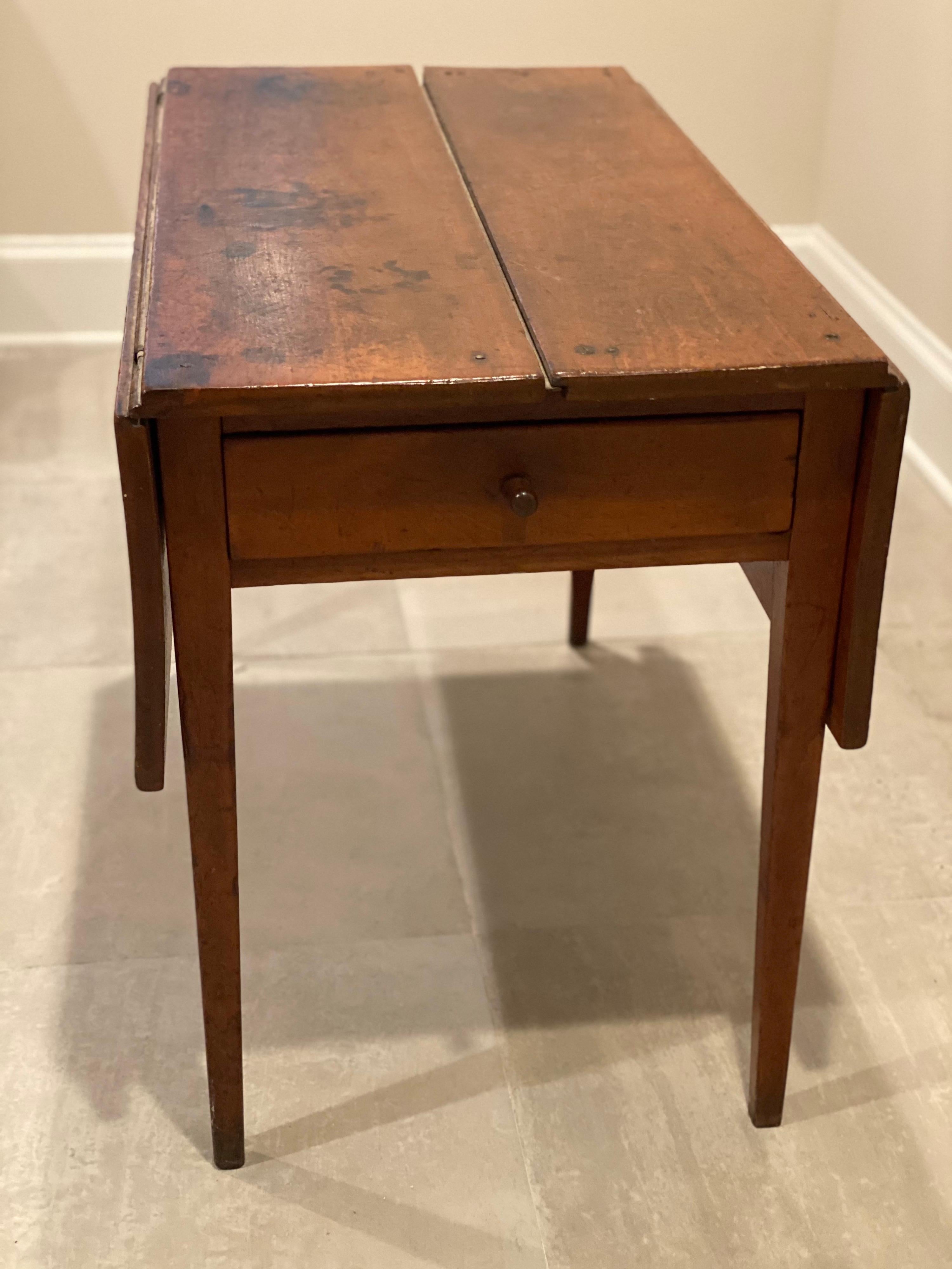 19th Century American Mahogany Drop-Leaf Table For Sale 6