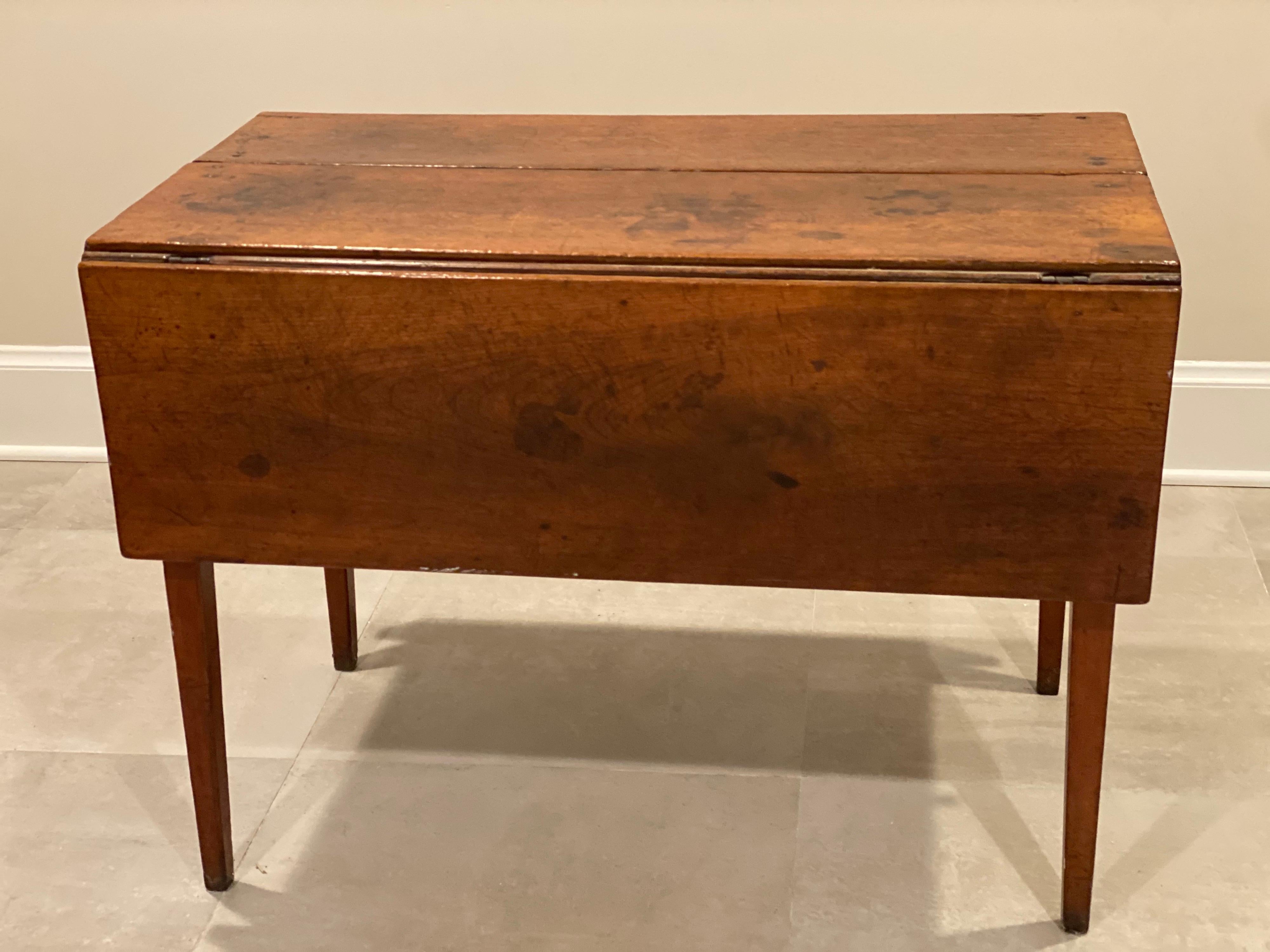 19th Century American Mahogany Drop-Leaf Table For Sale 7