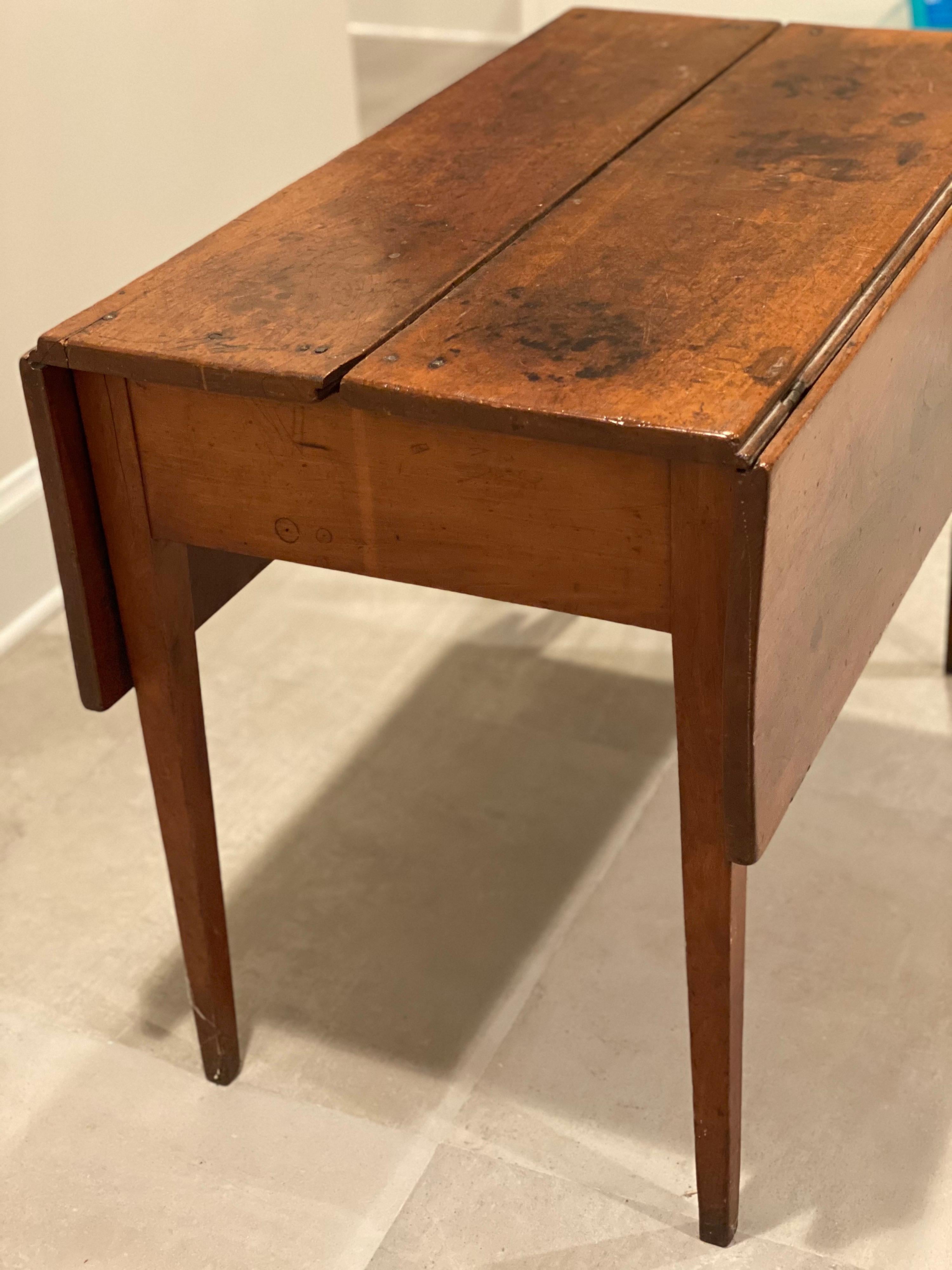 19th Century American Mahogany Drop-Leaf Table For Sale 8