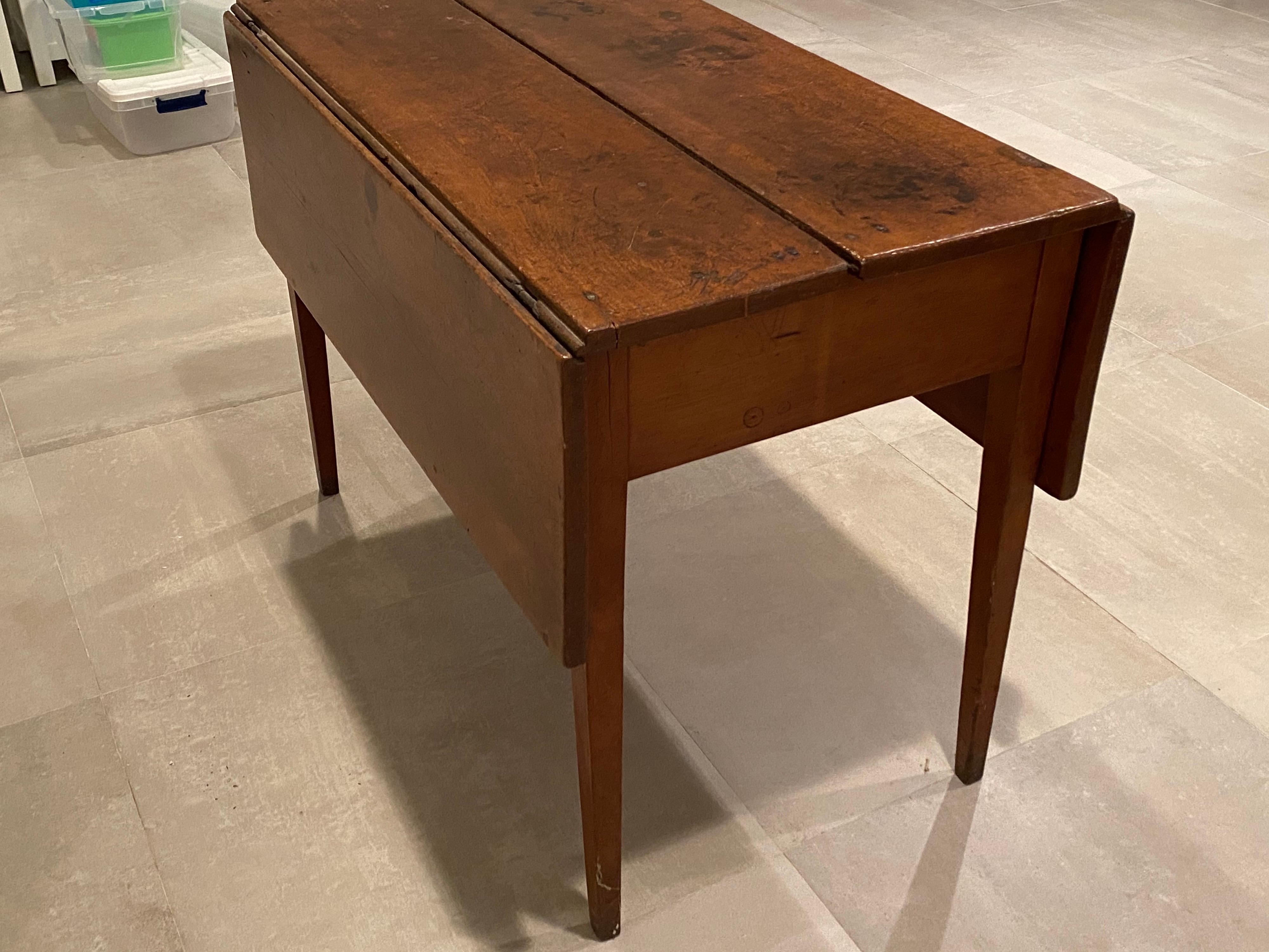 19th Century American Mahogany Drop-Leaf Table For Sale 9