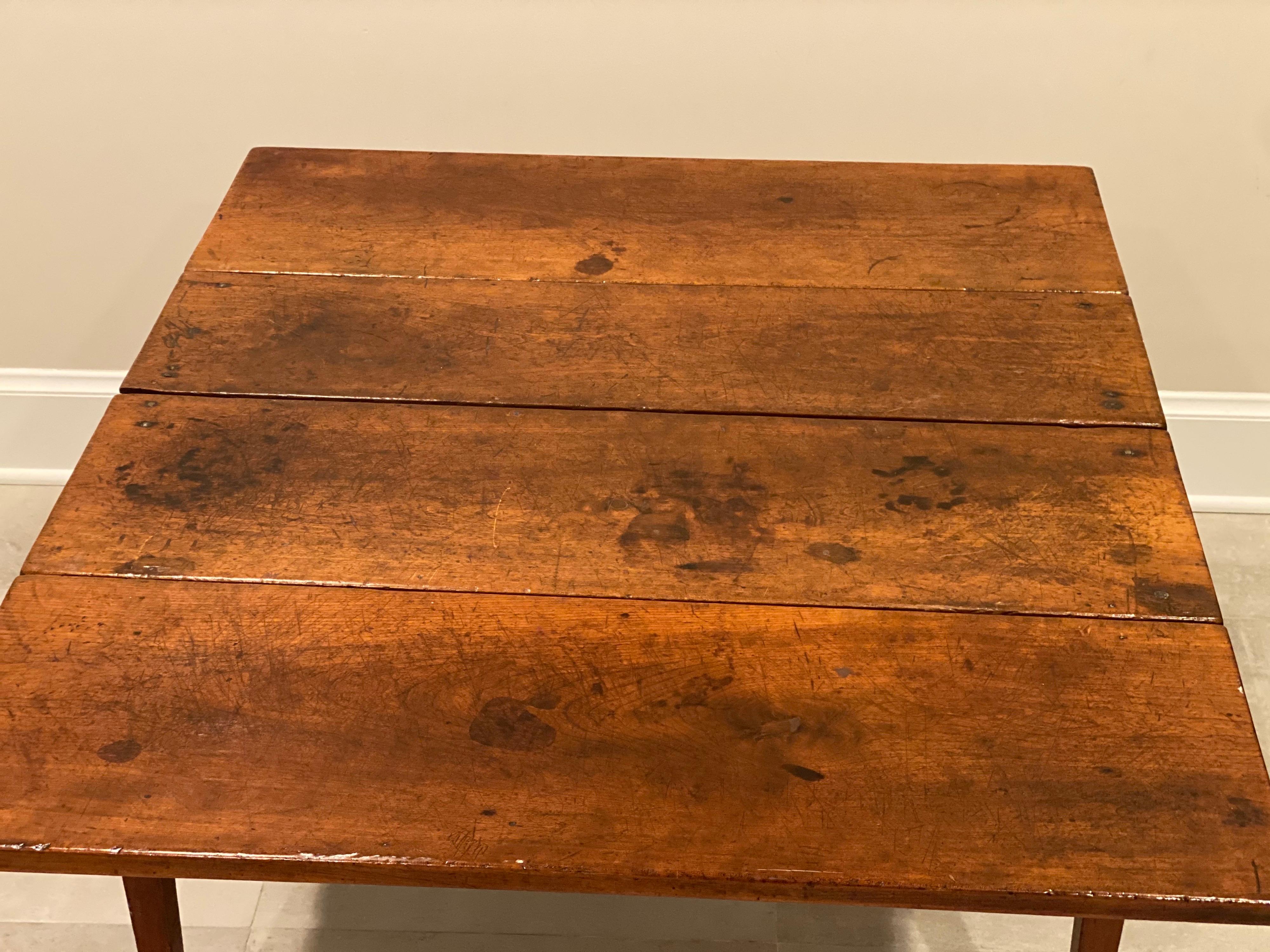 19th Century American Mahogany Drop-Leaf Table For Sale 10