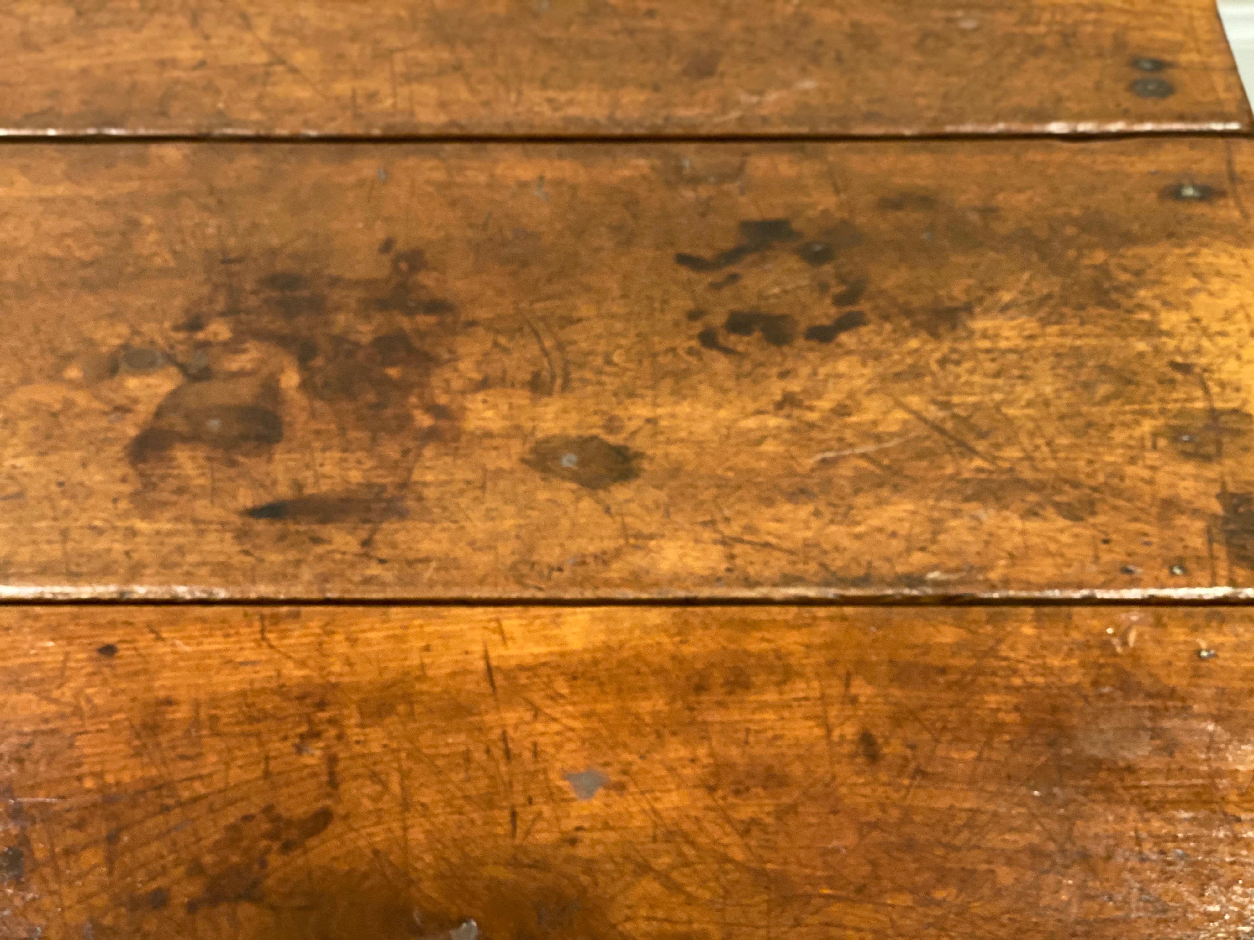 19th century American mahogany drop-leaf table
Tapered straight legs, one drawer, swing arm hold top on either side.
Slight separation to top, discolorations, slight bow to top. Nice patina and age. Structurally sound.

Measures: 38.25