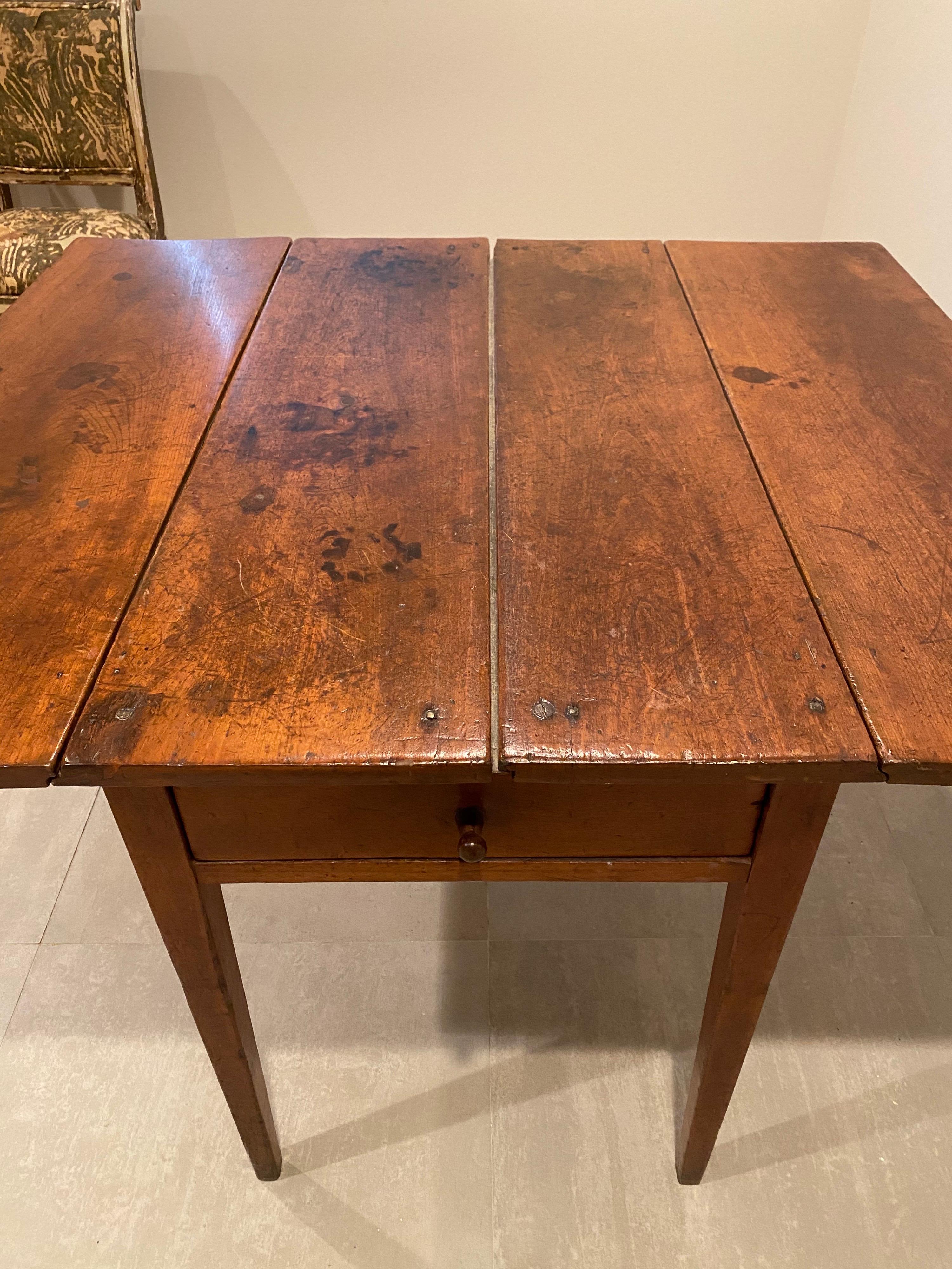 19th Century American Mahogany Drop-Leaf Table In Good Condition For Sale In Southampton, NY