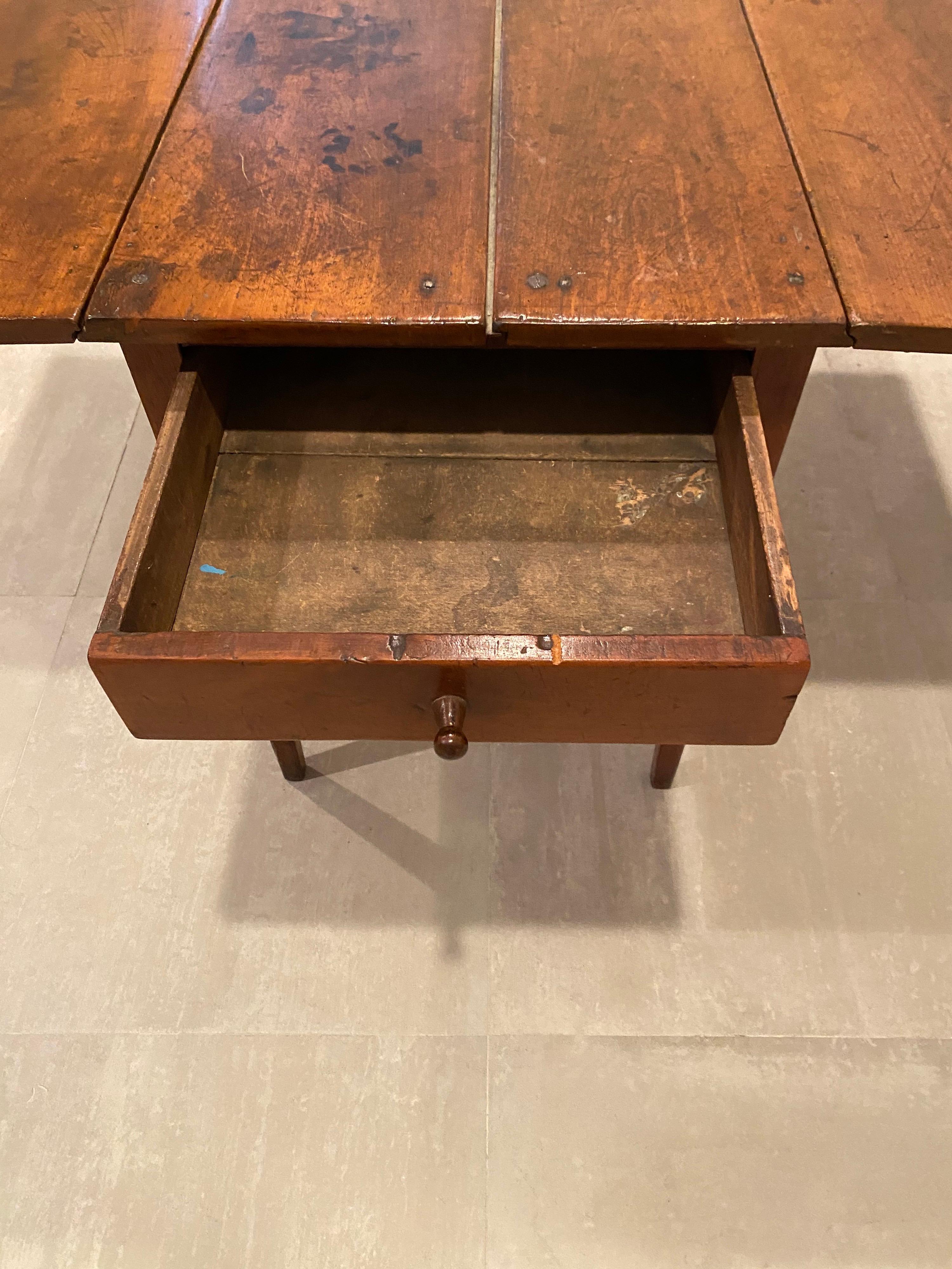 19th Century American Mahogany Drop-Leaf Table For Sale 1