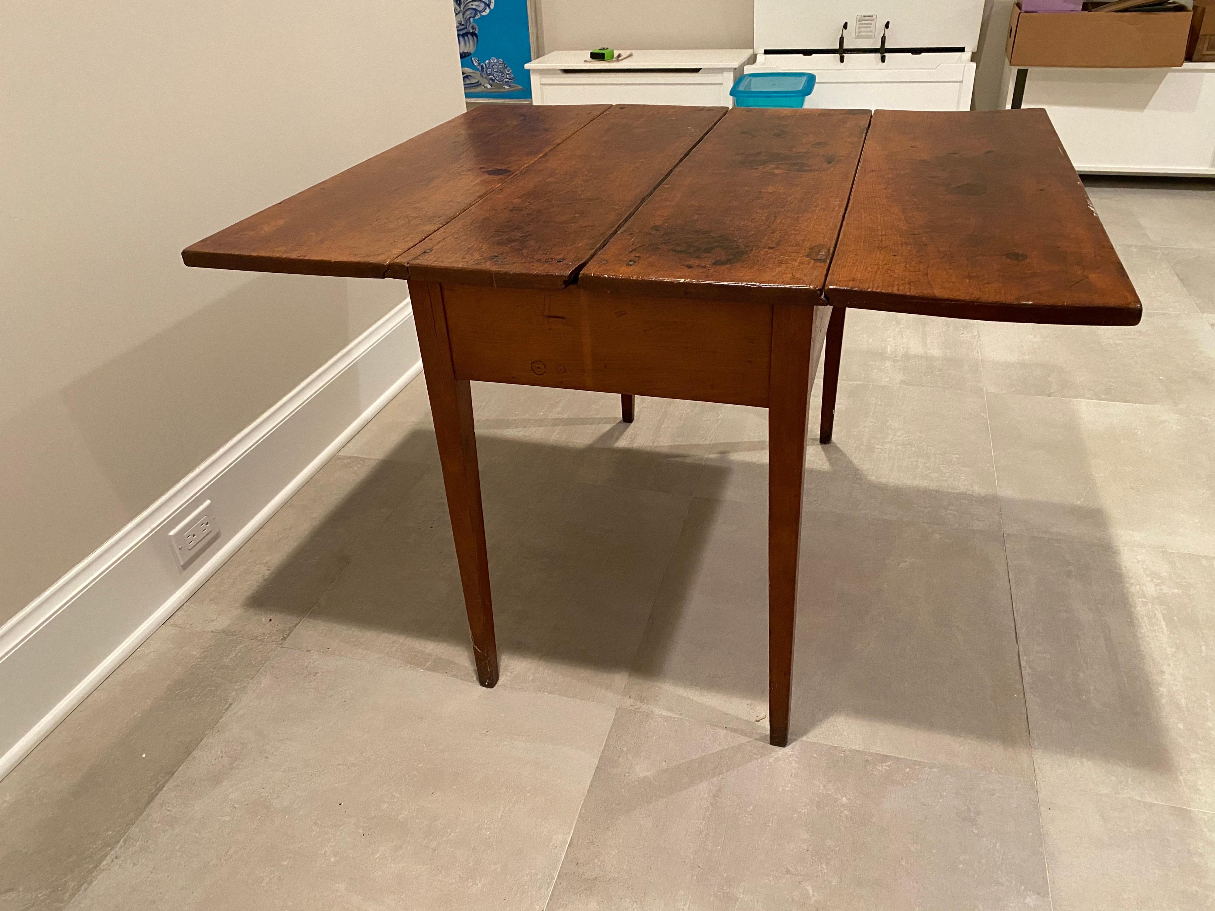 19th Century American Mahogany Drop-Leaf Table For Sale 3