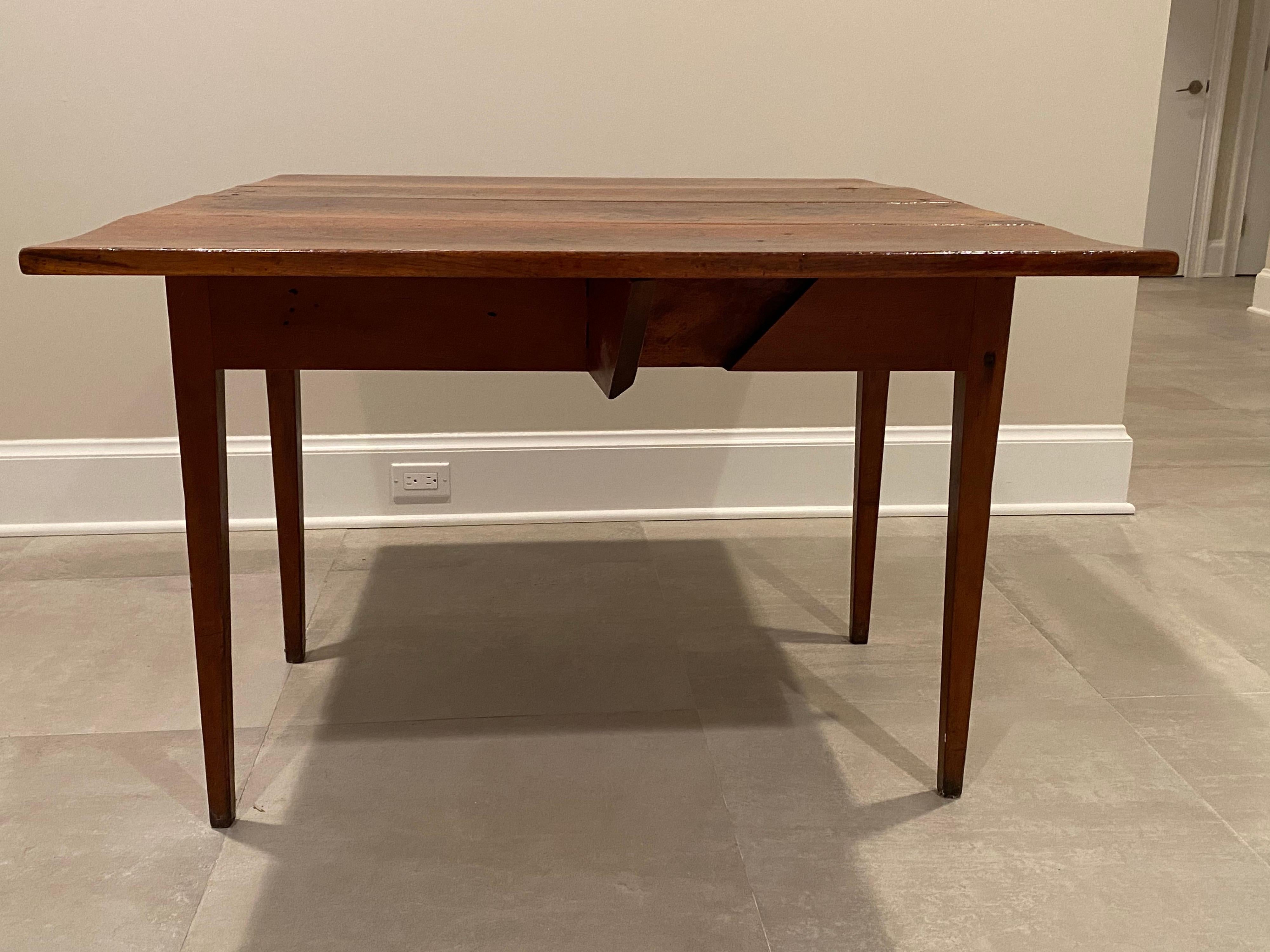 19th Century American Mahogany Drop-Leaf Table For Sale 4