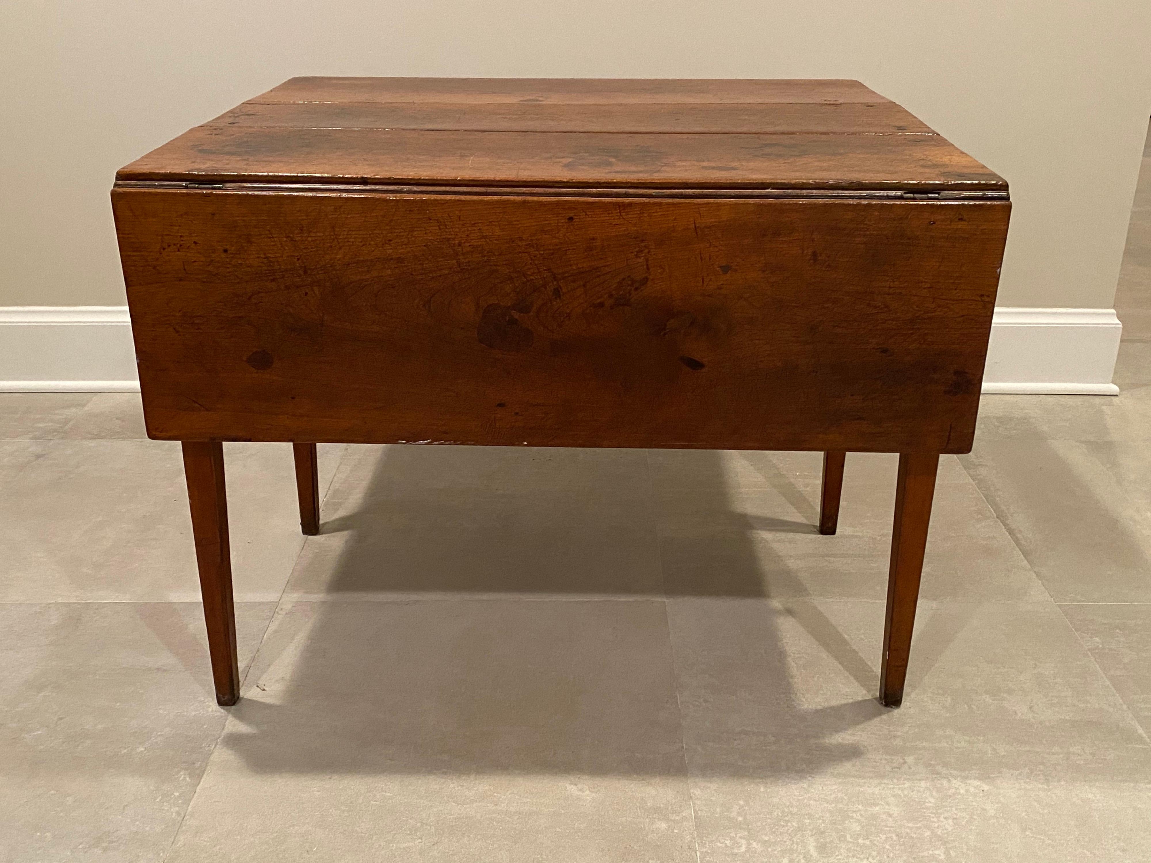 19th Century American Mahogany Drop-Leaf Table For Sale 5