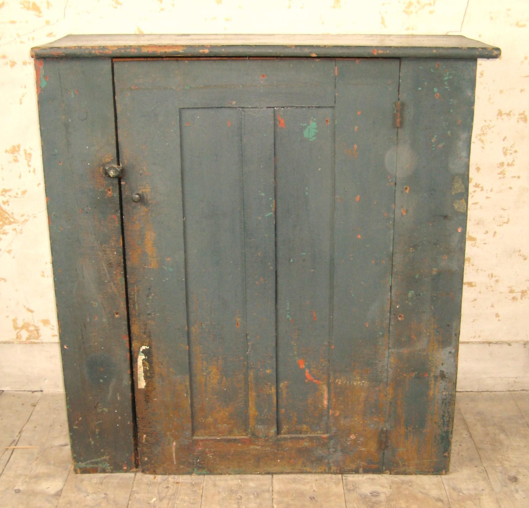 Rustikaler Bauernschrank aus dem 19. Jahrhundert, gemalt mit Getreide

Dieser antike rustikale 1-türige Blindschrank aus den 1850er Jahren ist ein seltener Fund für Sammler und Liebhaber historischer Möbel. Der große blau lackierte Schrank, die