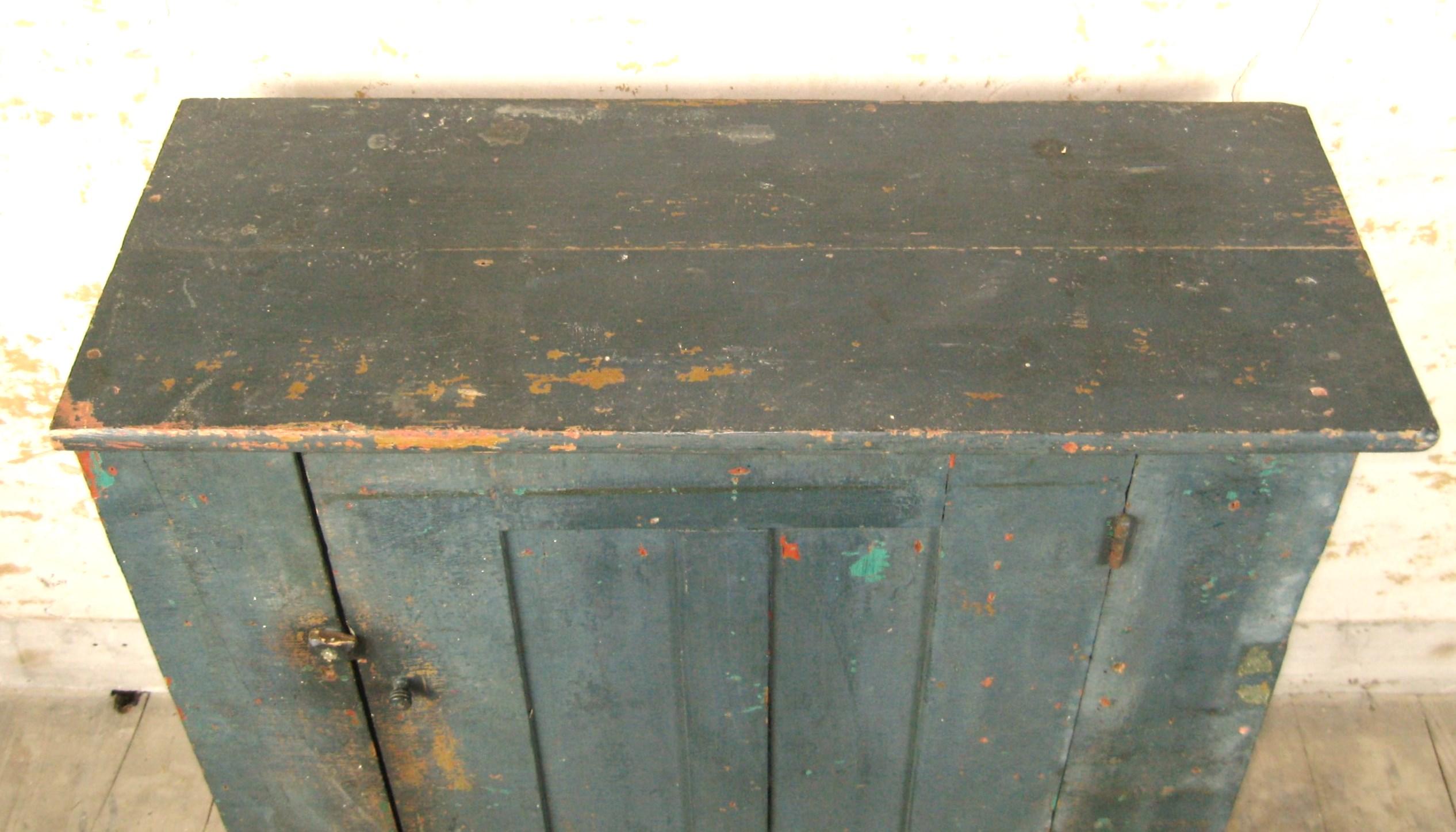 Rustikaler blauer Bauernschrank mit 1 Tür aus dem 19. Jahrhundert im Zustand „Starke Gebrauchsspuren“ im Angebot in Newfoundland, PA