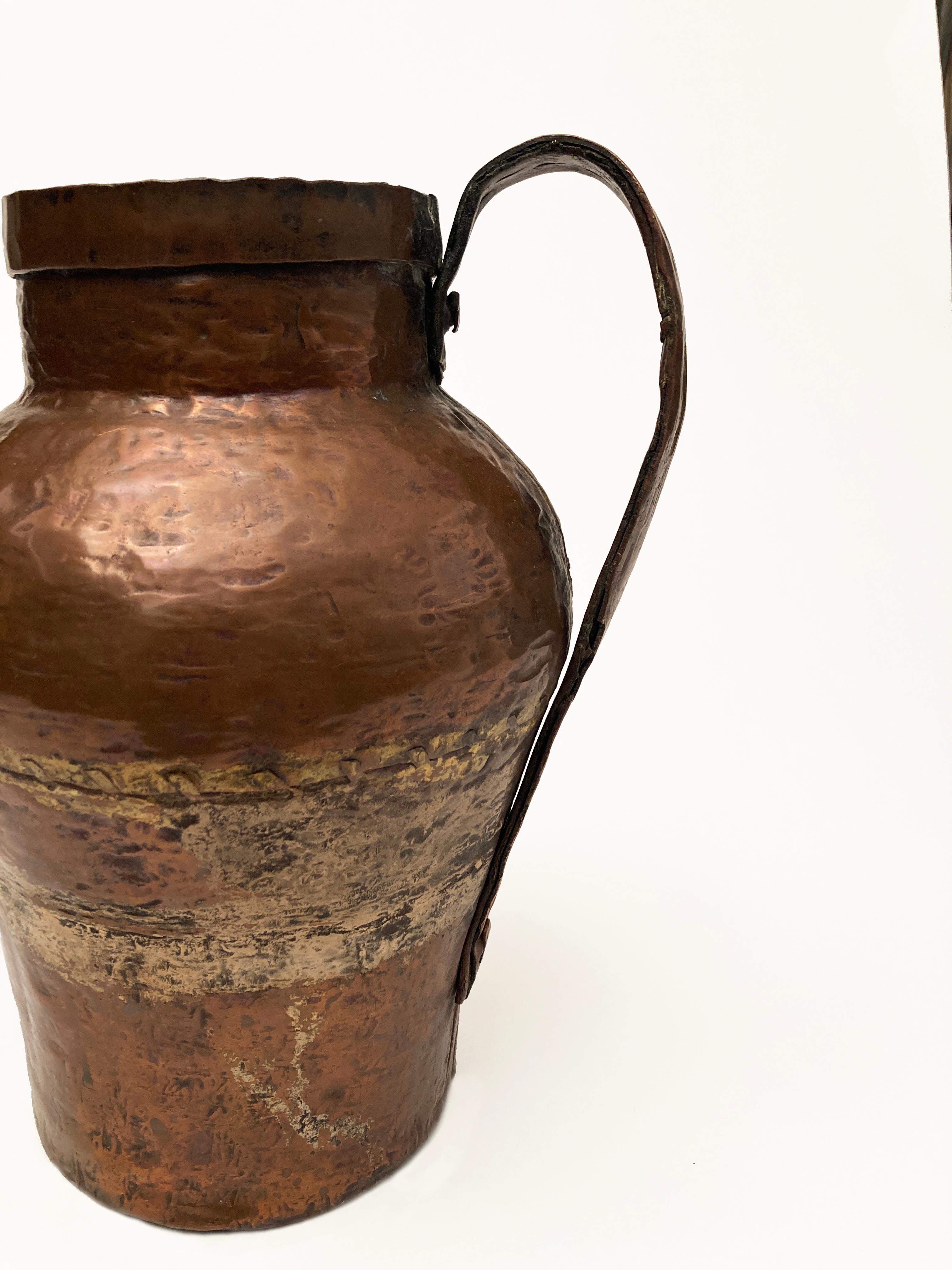 Pichet à eau primitif du 19ème siècle en cuivre martelé à queue d'aronde en vente 2
