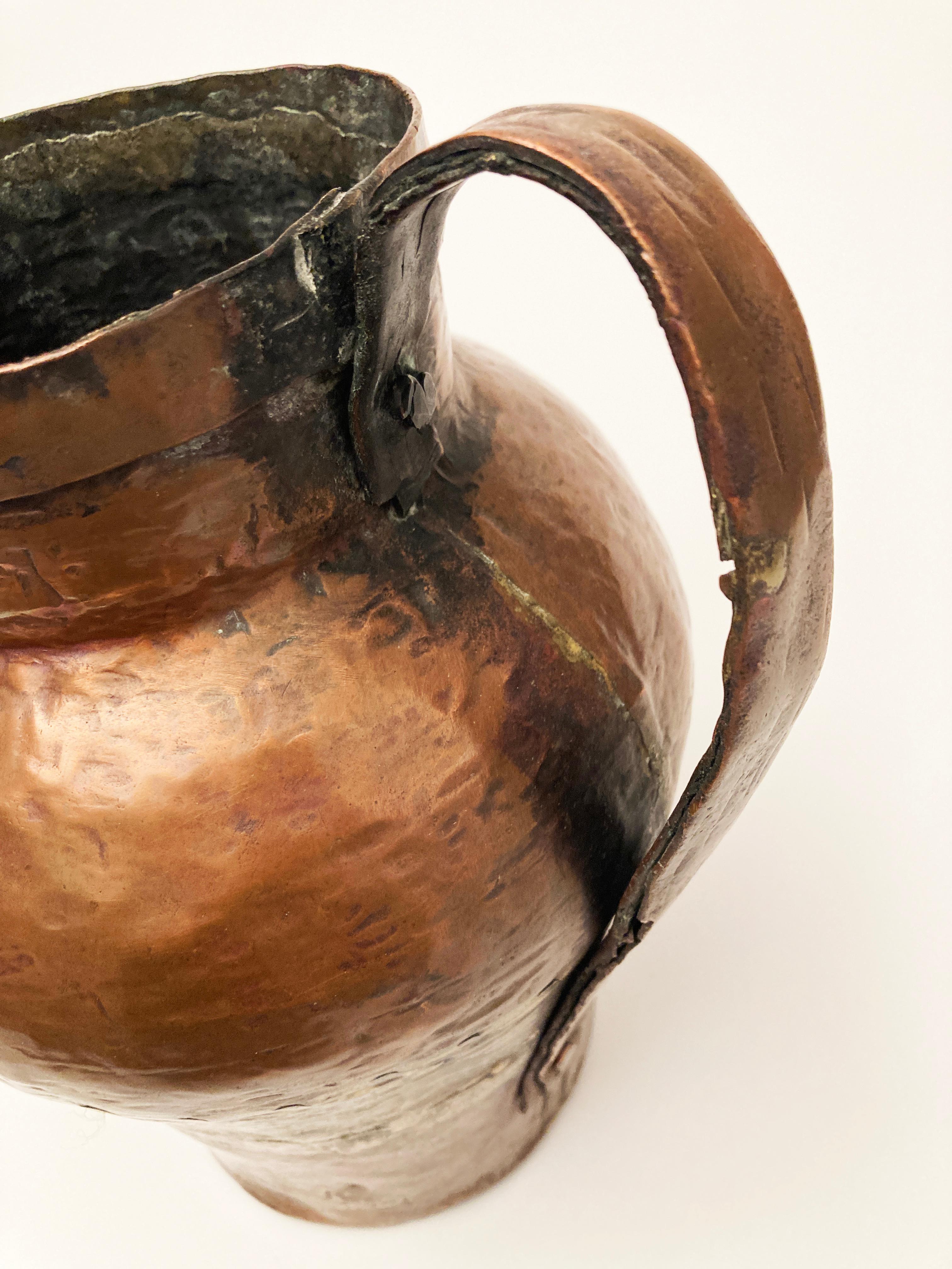Pichet à eau primitif du 19ème siècle en cuivre martelé à queue d'aronde en vente 3