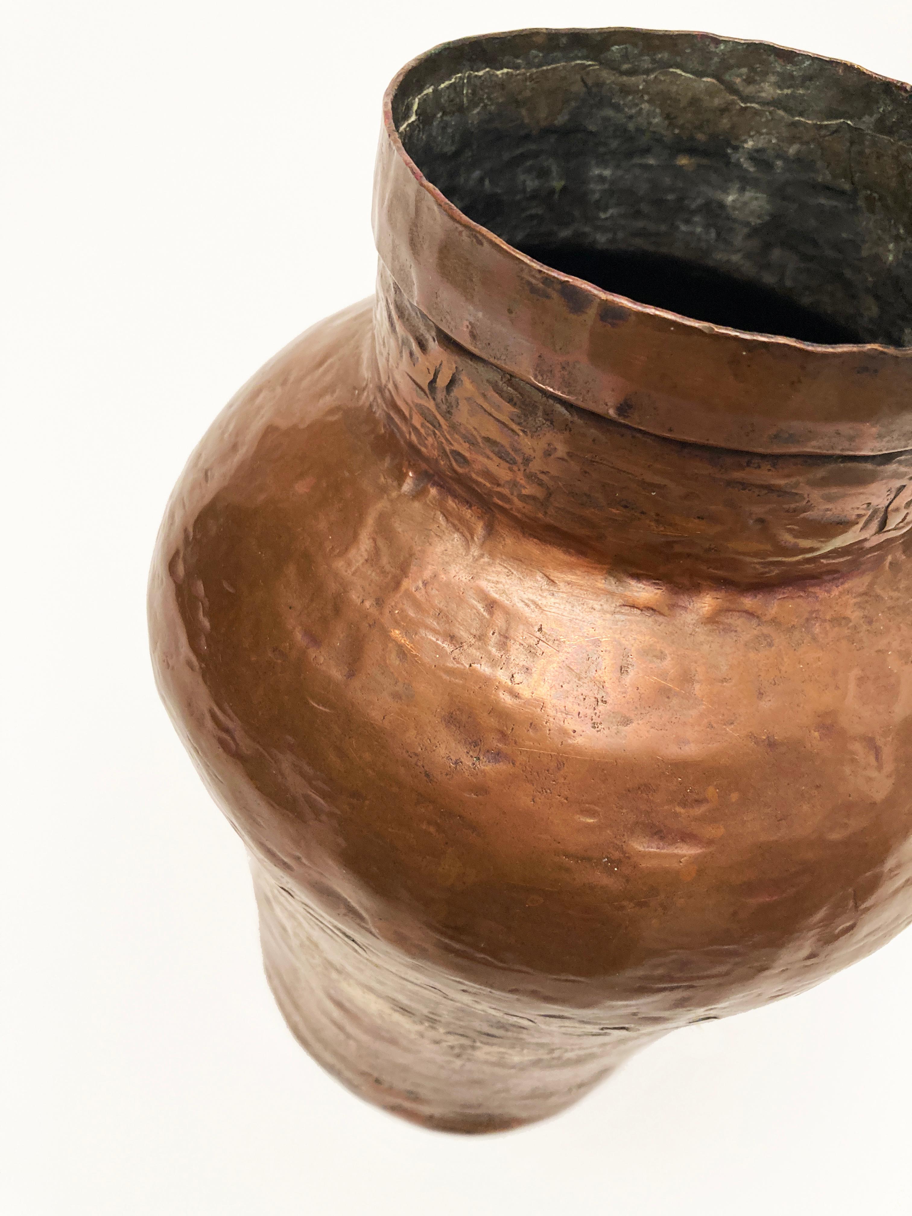 Pichet à eau primitif du 19ème siècle en cuivre martelé à queue d'aronde en vente 4