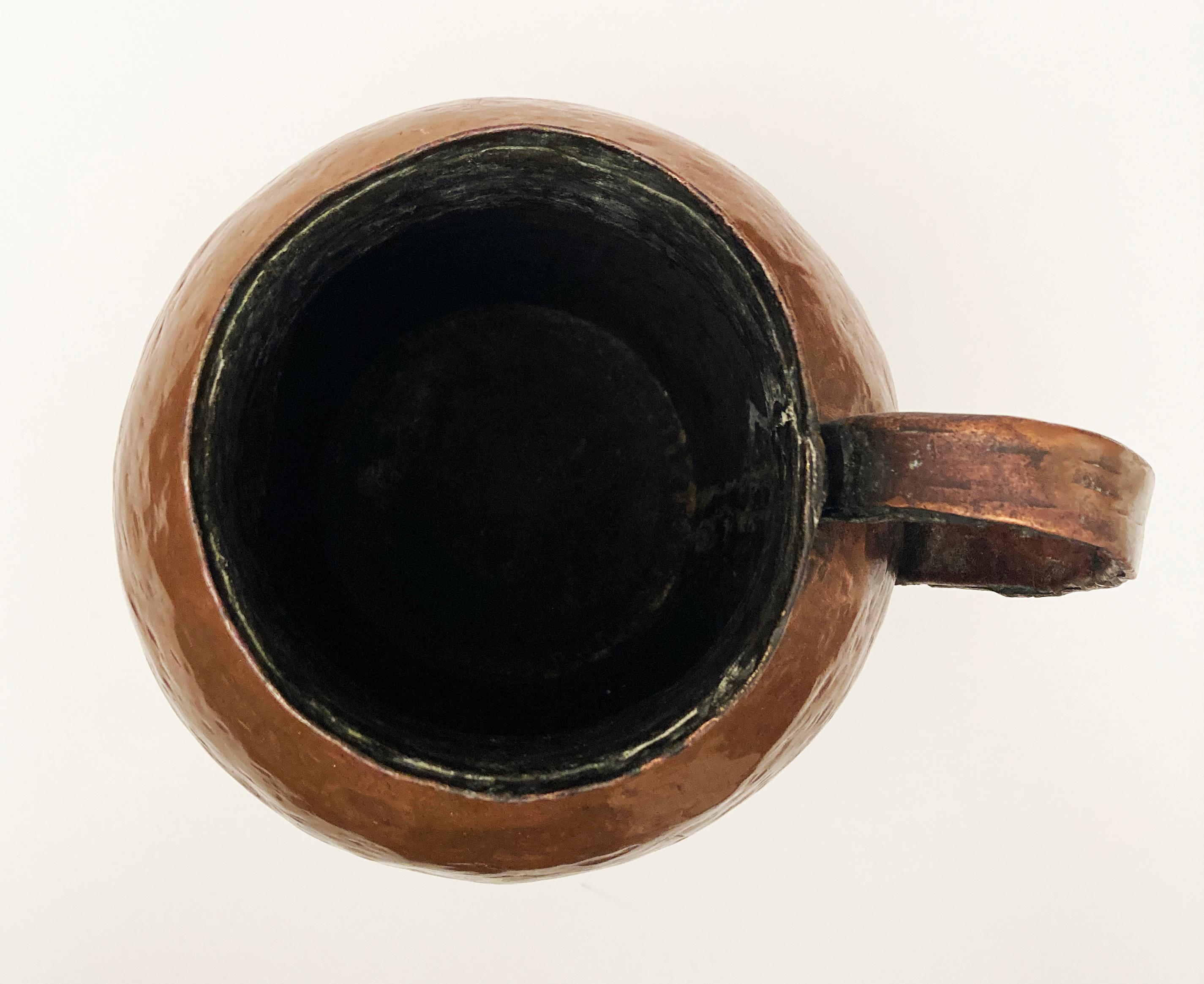 Pichet à eau primitif du 19ème siècle en cuivre martelé à queue d'aronde en vente 5