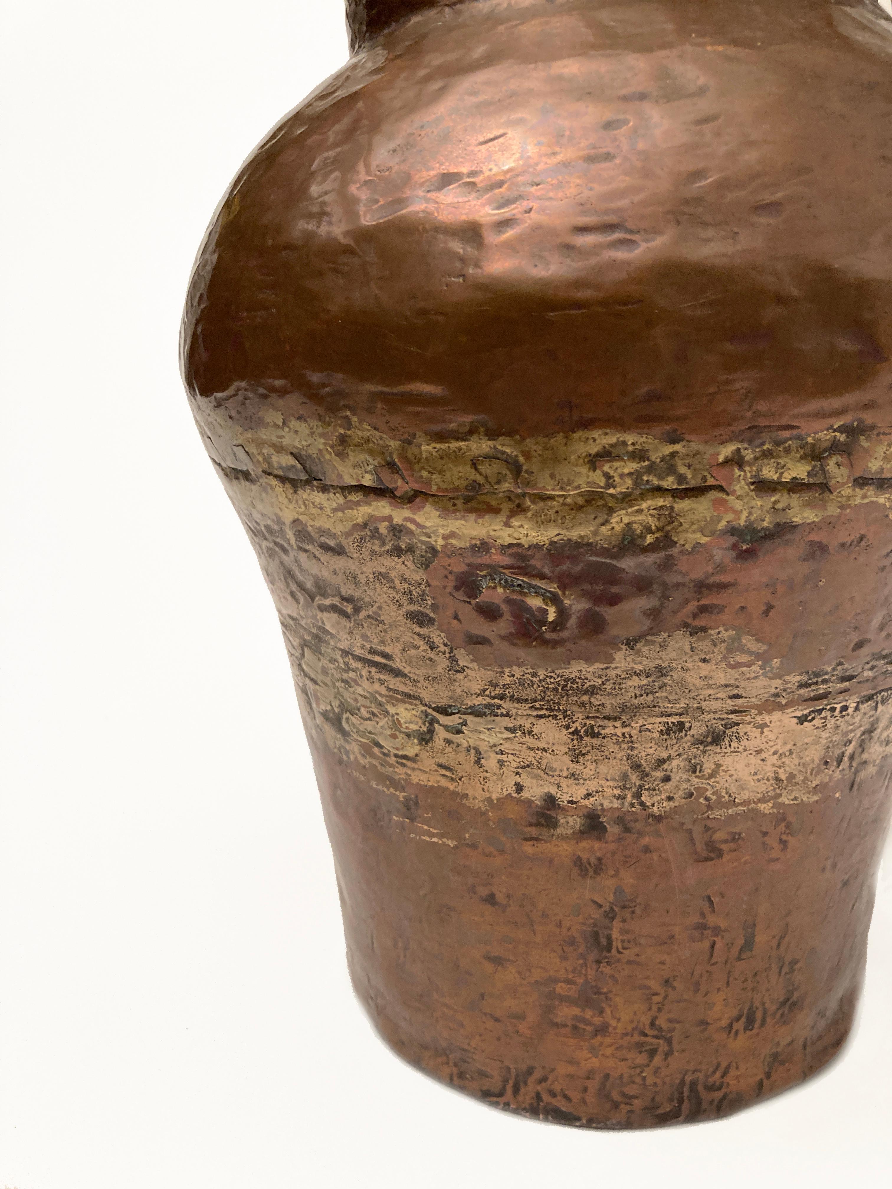 Pichet à eau primitif du 19ème siècle en cuivre martelé à queue d'aronde en vente 6