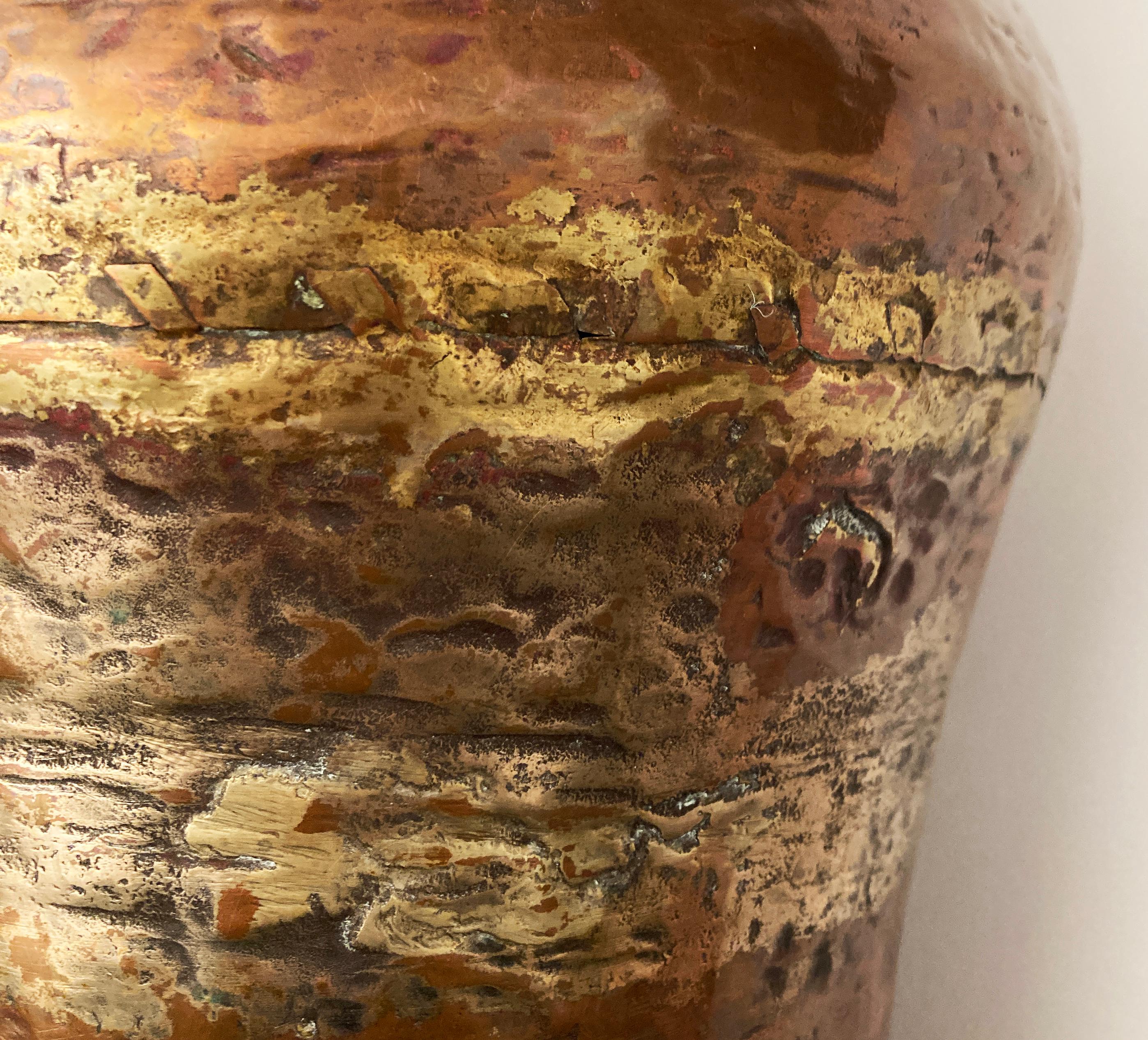 Pichet à eau primitif du 19ème siècle en cuivre martelé à queue d'aronde en vente 8