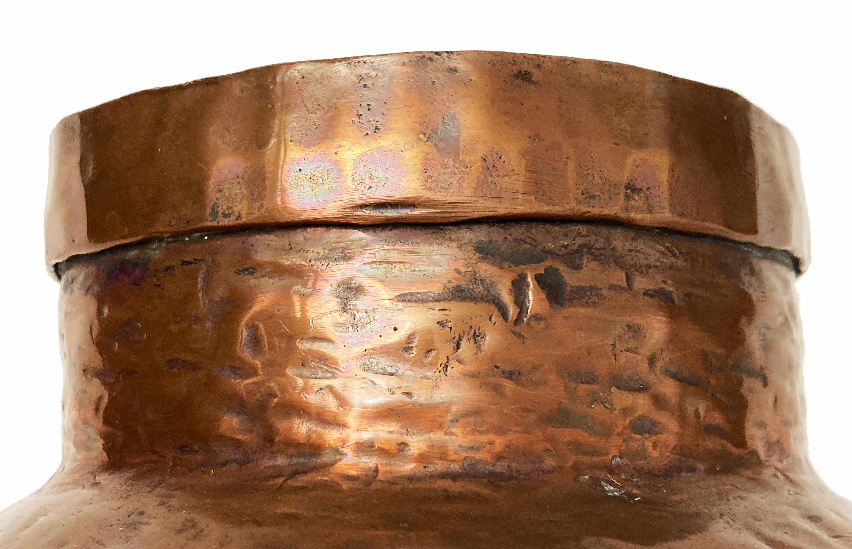 Pichet à eau primitif du 19ème siècle en cuivre martelé à queue d'aronde en vente 9