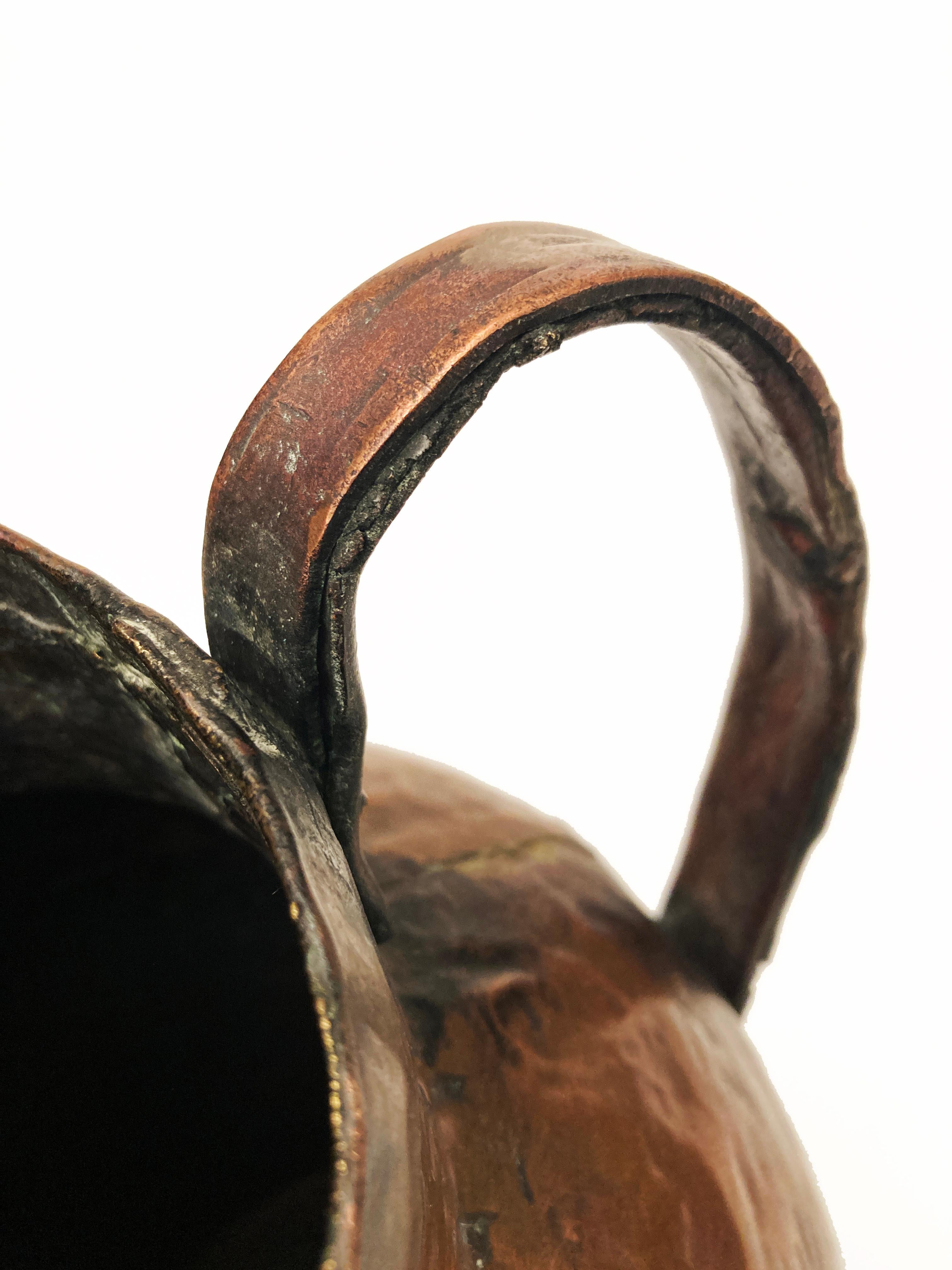 Pichet à eau primitif du 19ème siècle en cuivre martelé à queue d'aronde en vente 10