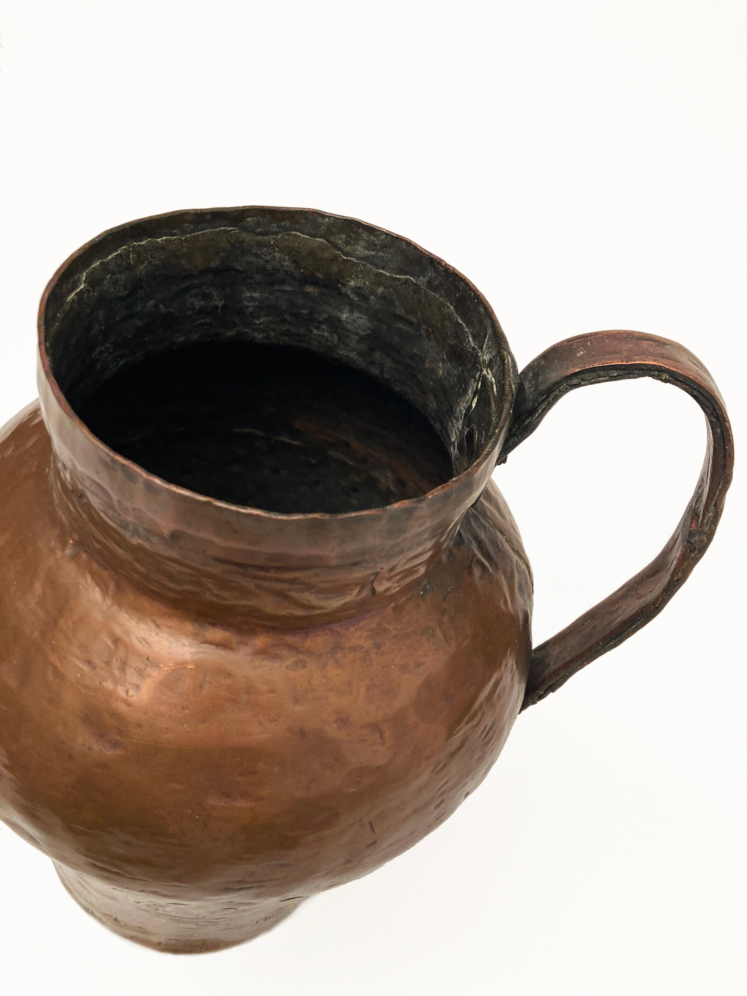 Primitif Pichet à eau primitif du 19ème siècle en cuivre martelé à queue d'aronde en vente