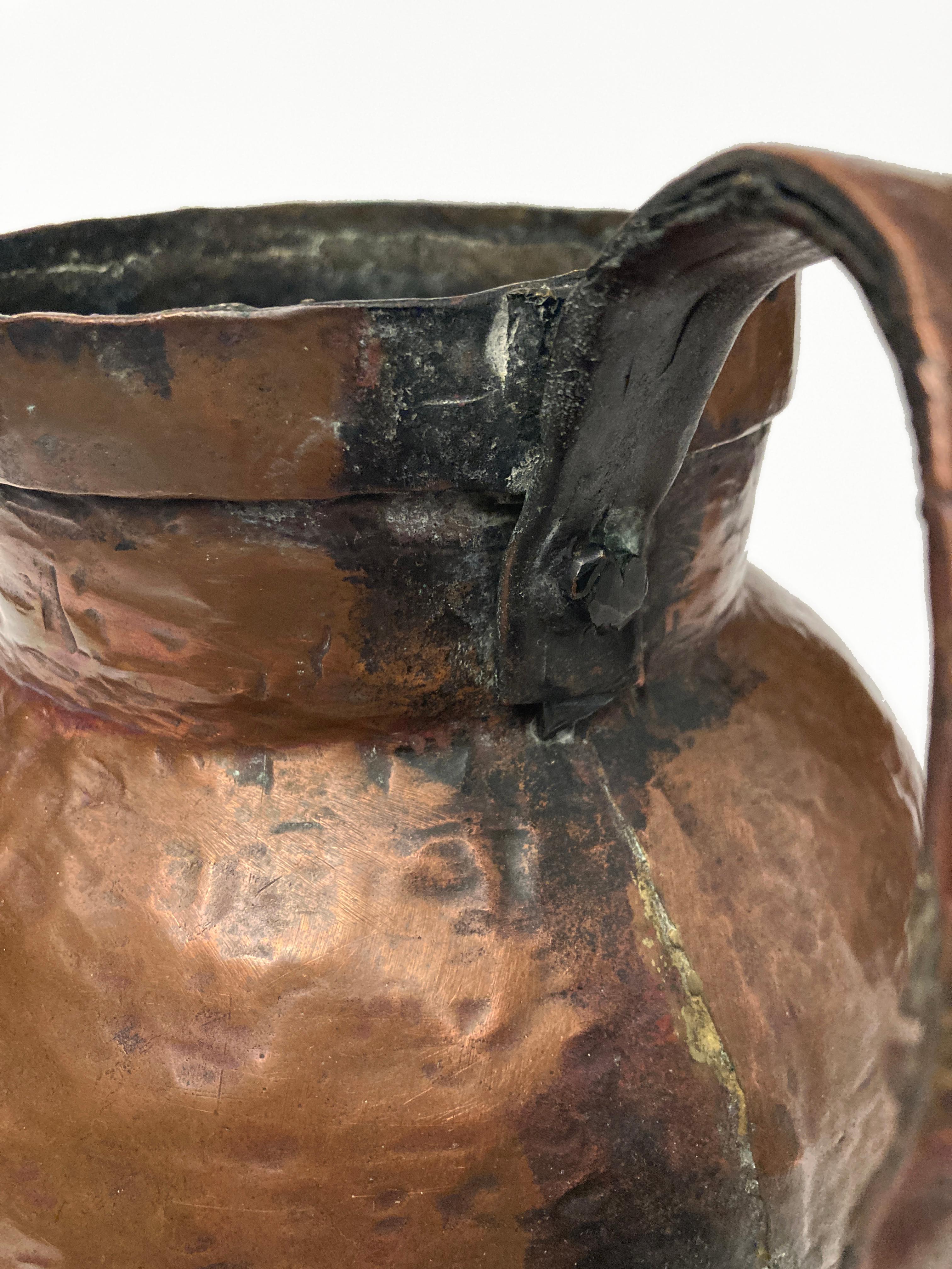 Européen Pichet à eau primitif du 19ème siècle en cuivre martelé à queue d'aronde en vente