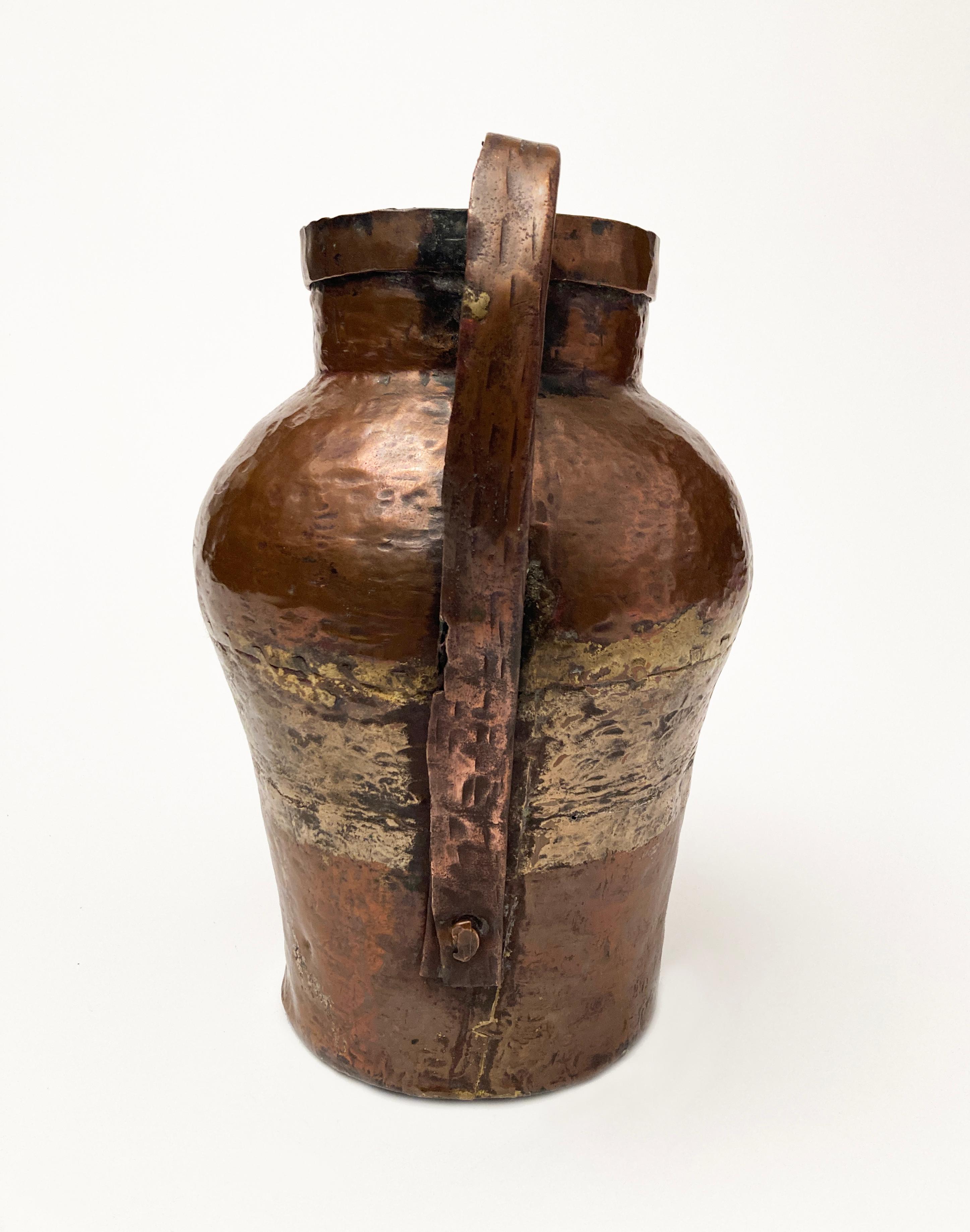 Martelé Pichet à eau primitif du 19ème siècle en cuivre martelé à queue d'aronde en vente
