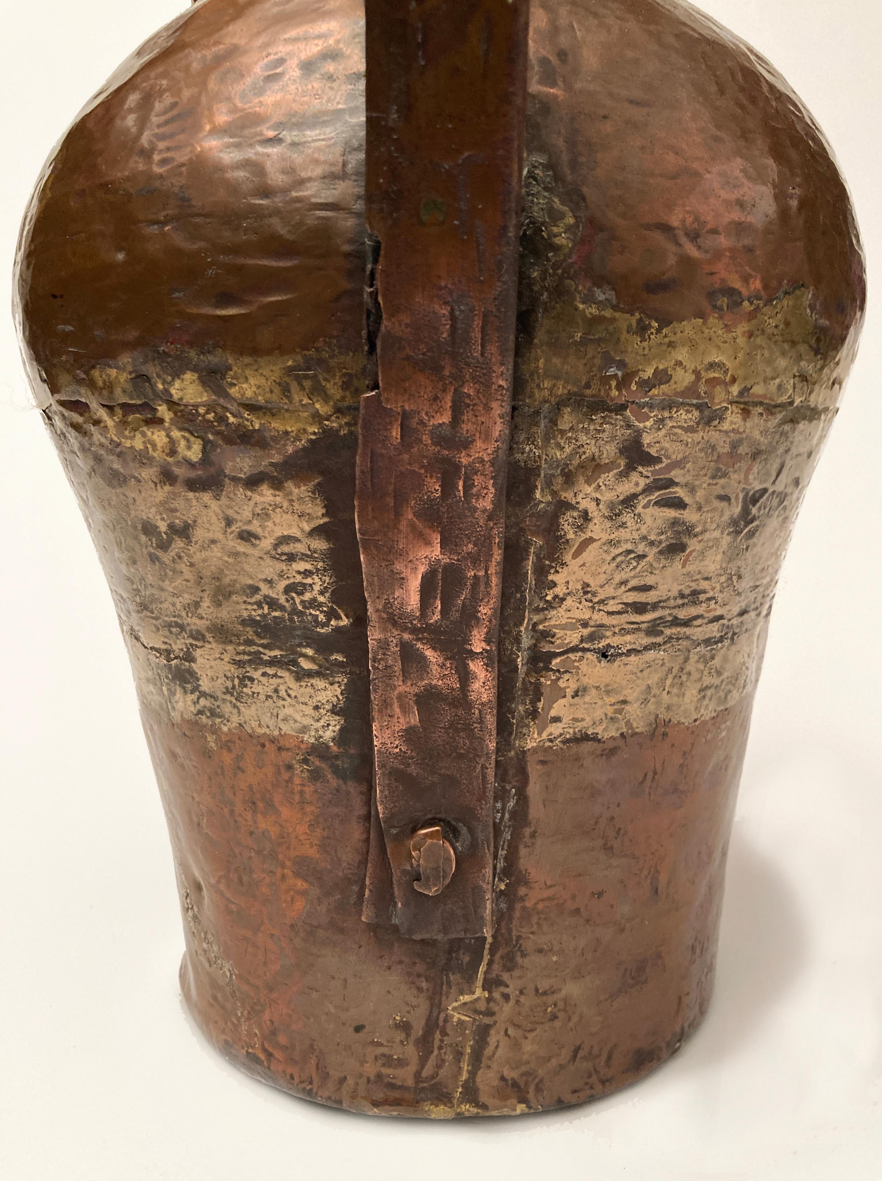 Pichet à eau primitif du 19ème siècle en cuivre martelé à queue d'aronde Bon état - En vente à Louisville, KY