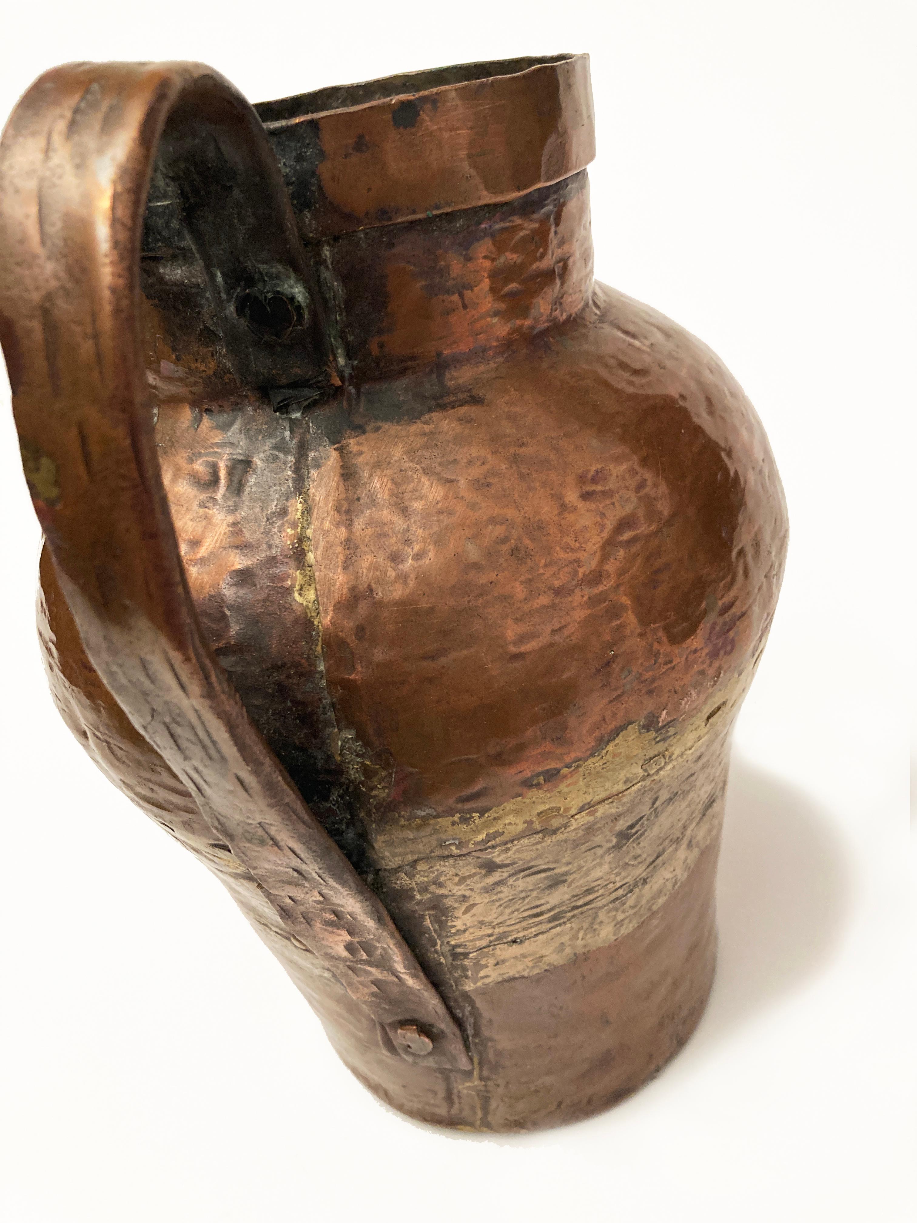 XIXe siècle Pichet à eau primitif du 19ème siècle en cuivre martelé à queue d'aronde en vente