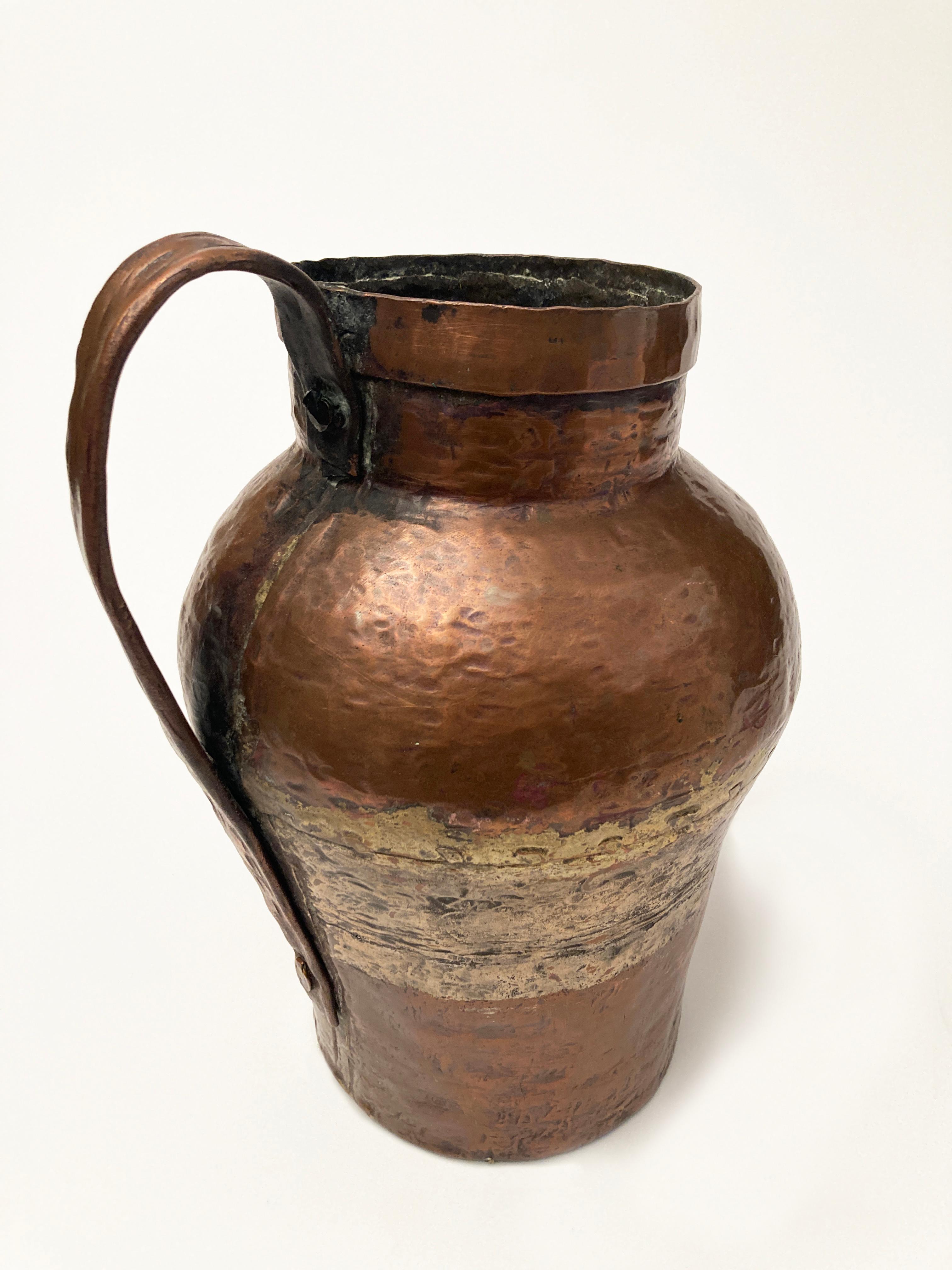 Laiton Pichet à eau primitif du 19ème siècle en cuivre martelé à queue d'aronde en vente