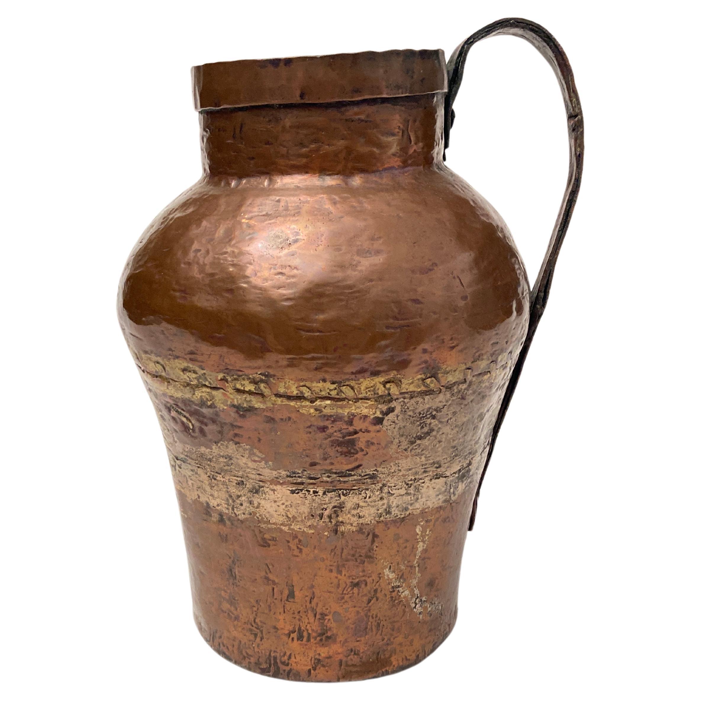 Pichet à eau primitif du 19ème siècle en cuivre martelé à queue d'aronde