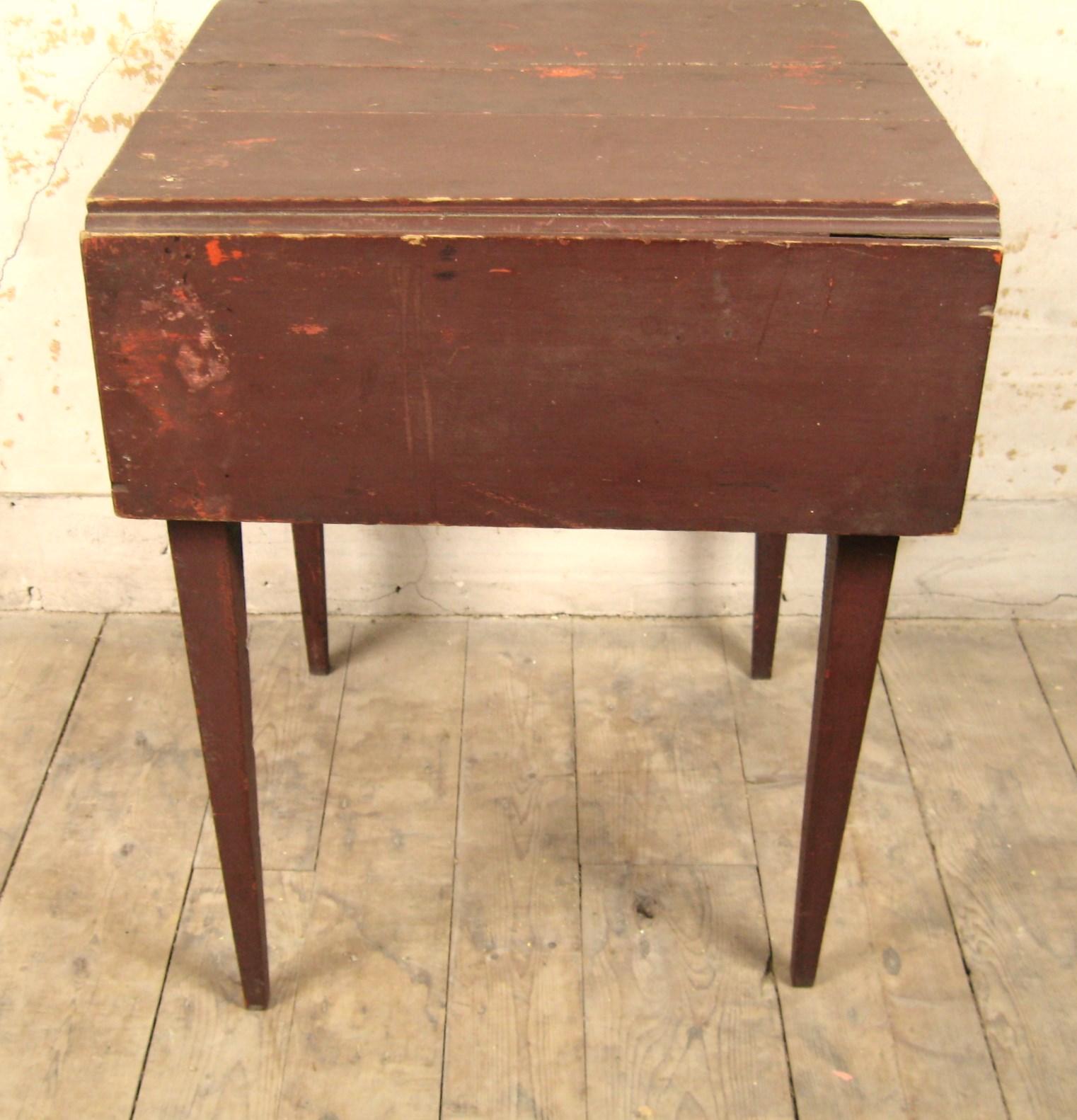 19th Century Primitive Farm workDrop leaf table with Tapered Leg In Distressed Condition In Wallkill, NY