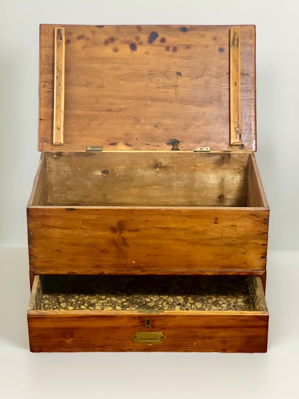 19. Jahrhundert Primitive Tanne und Kiefer Kleine Decke Hope Chest mit Schublade im Zustand „Gut“ in Doylestown, PA