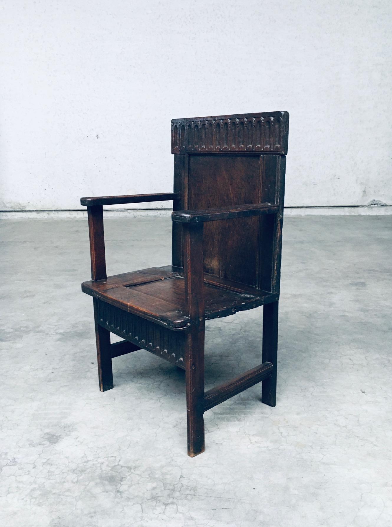 Vintage Primitive Folk Art Hand Made Arm Chair. Fabriqué au 19e siècle. Fauteuil en bois de chêne massif. Probablement fabriquée à partir des restes d'une ancienne grande armoire ou d'un coffre datant de la fin du 19e siècle. Les parties en bois